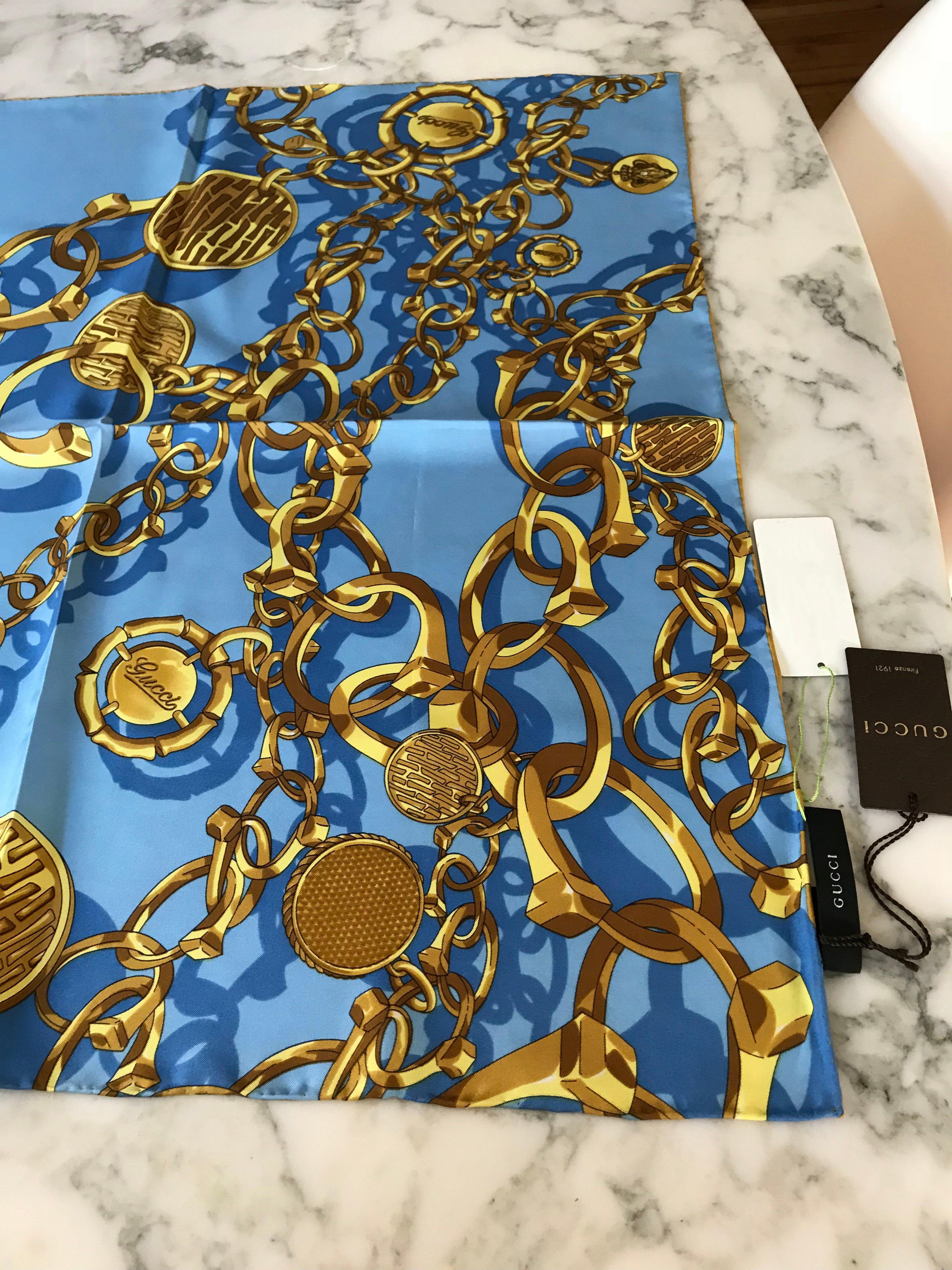 GUCCI Blue and Gold Chainlink Print Silk Scarf  For Sale 2
