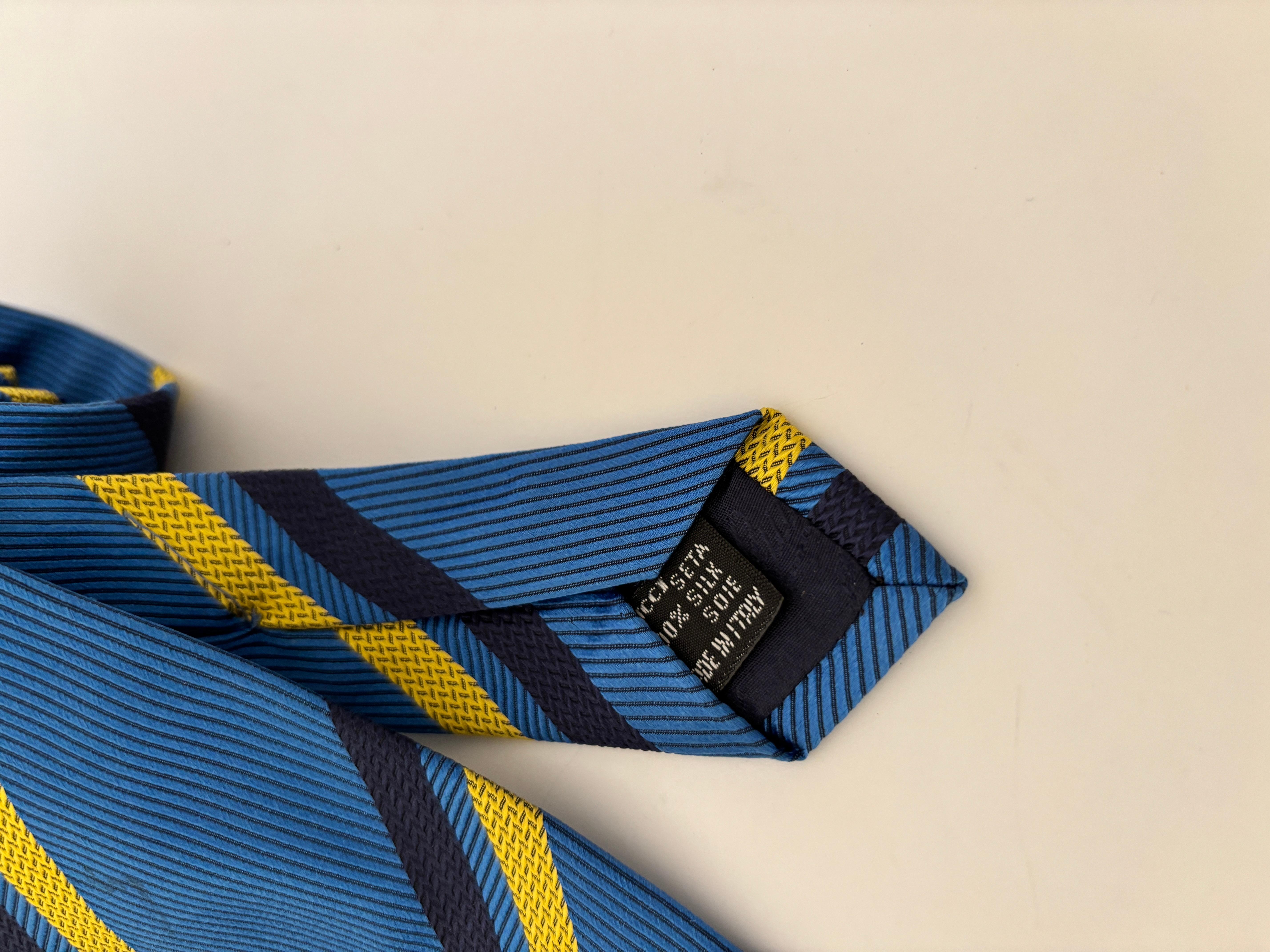 GUCCI Corbata de seda azul y dorada Diseño abstracto Italia años 90 en Bueno estado para la venta en North Hollywood, CA
