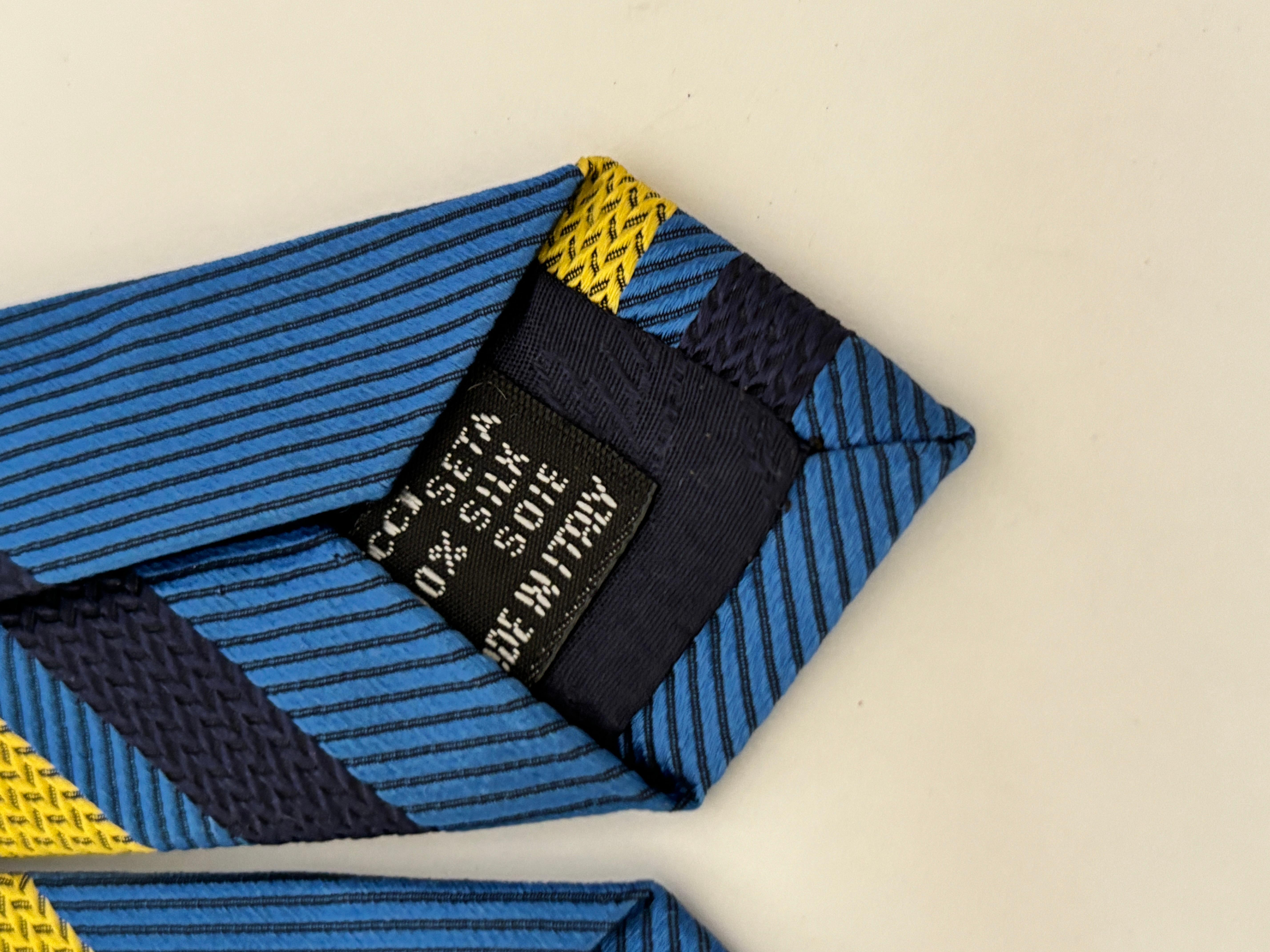 GUCCI Corbata de seda azul y dorada Diseño abstracto Italia años 90 en venta 1