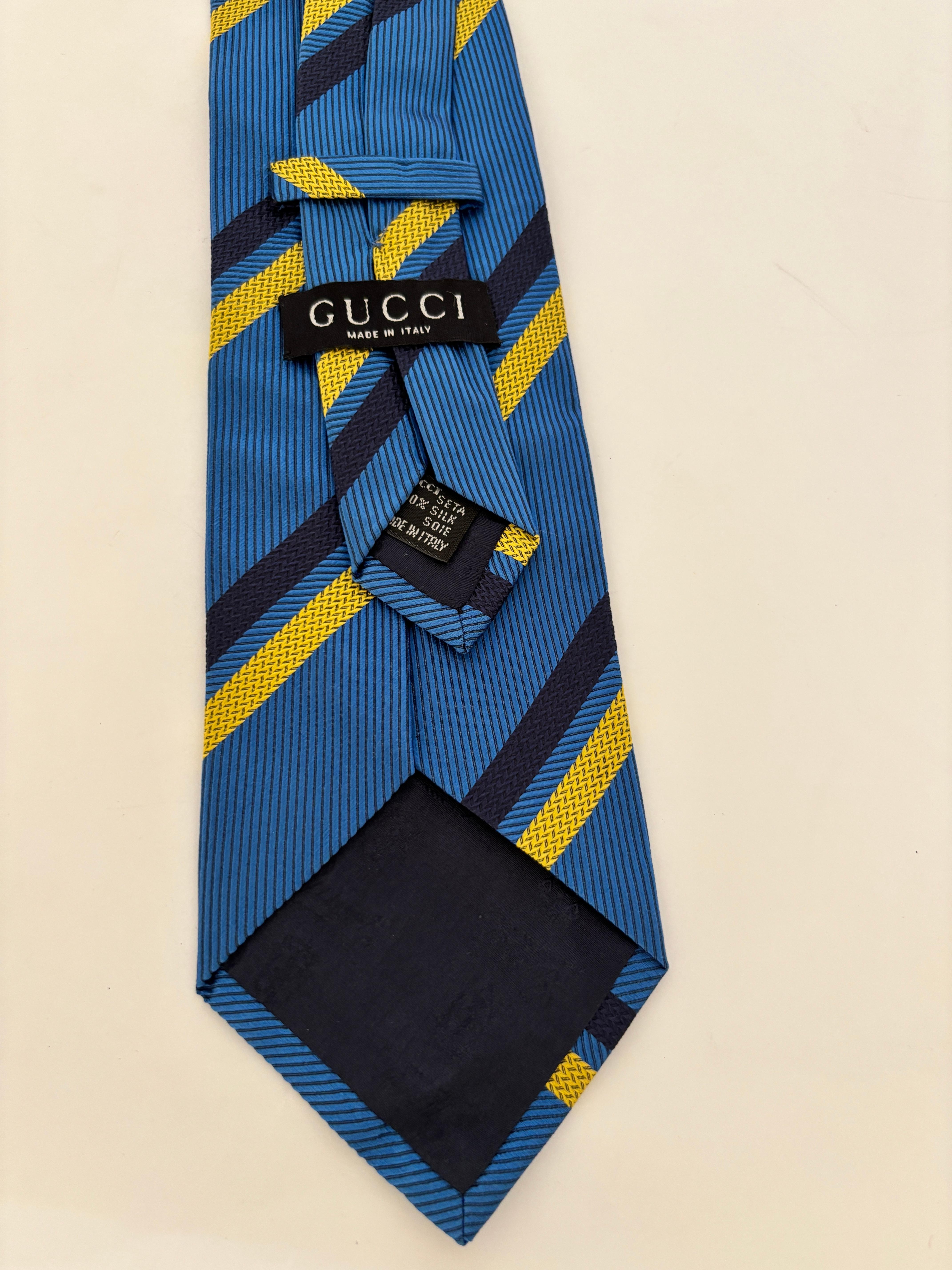 GUCCI Corbata de seda azul y dorada Diseño abstracto Italia años 90 en venta 3