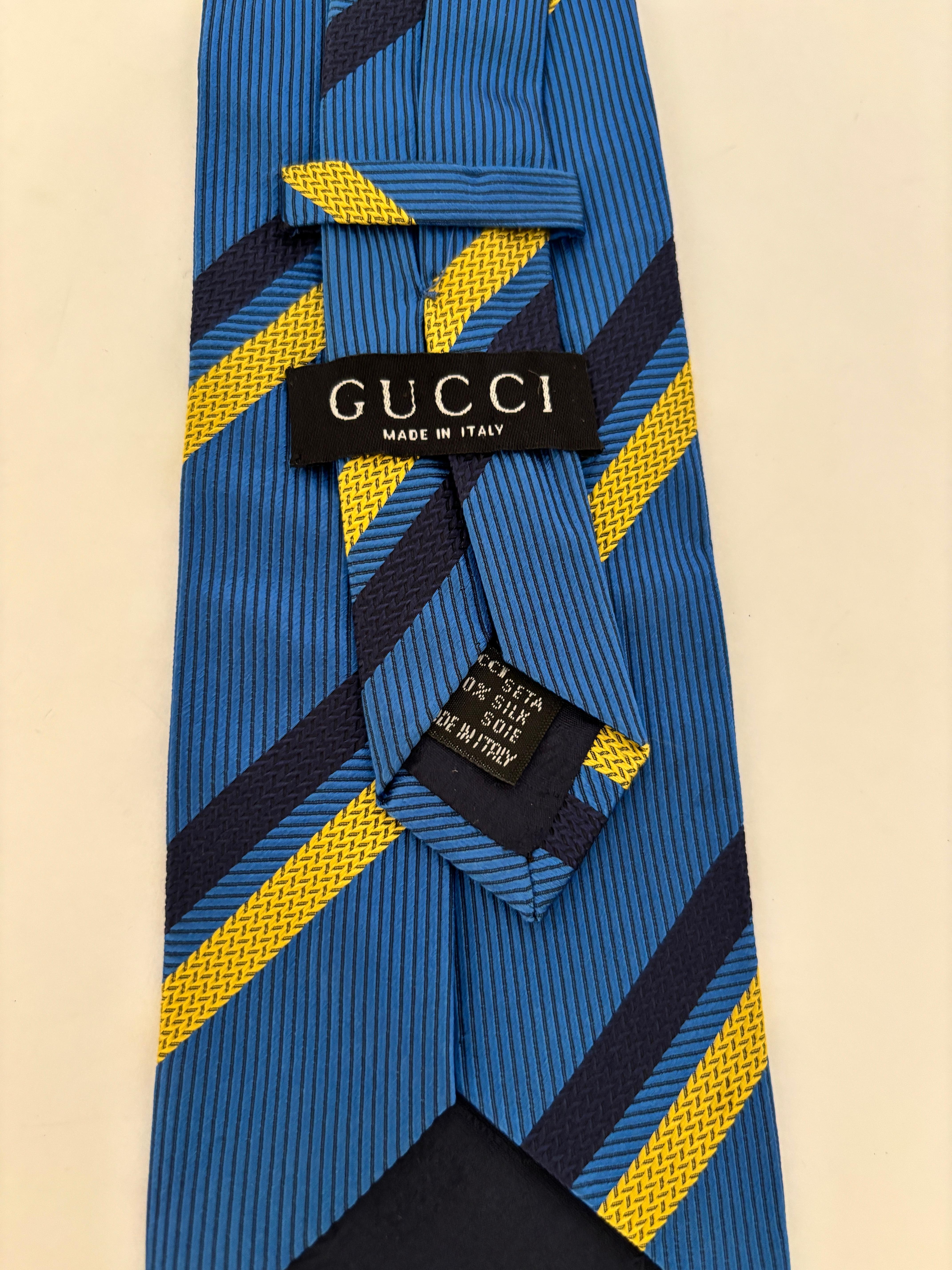 GUCCI Corbata de seda azul y dorada Diseño abstracto Italia años 90 en venta 4