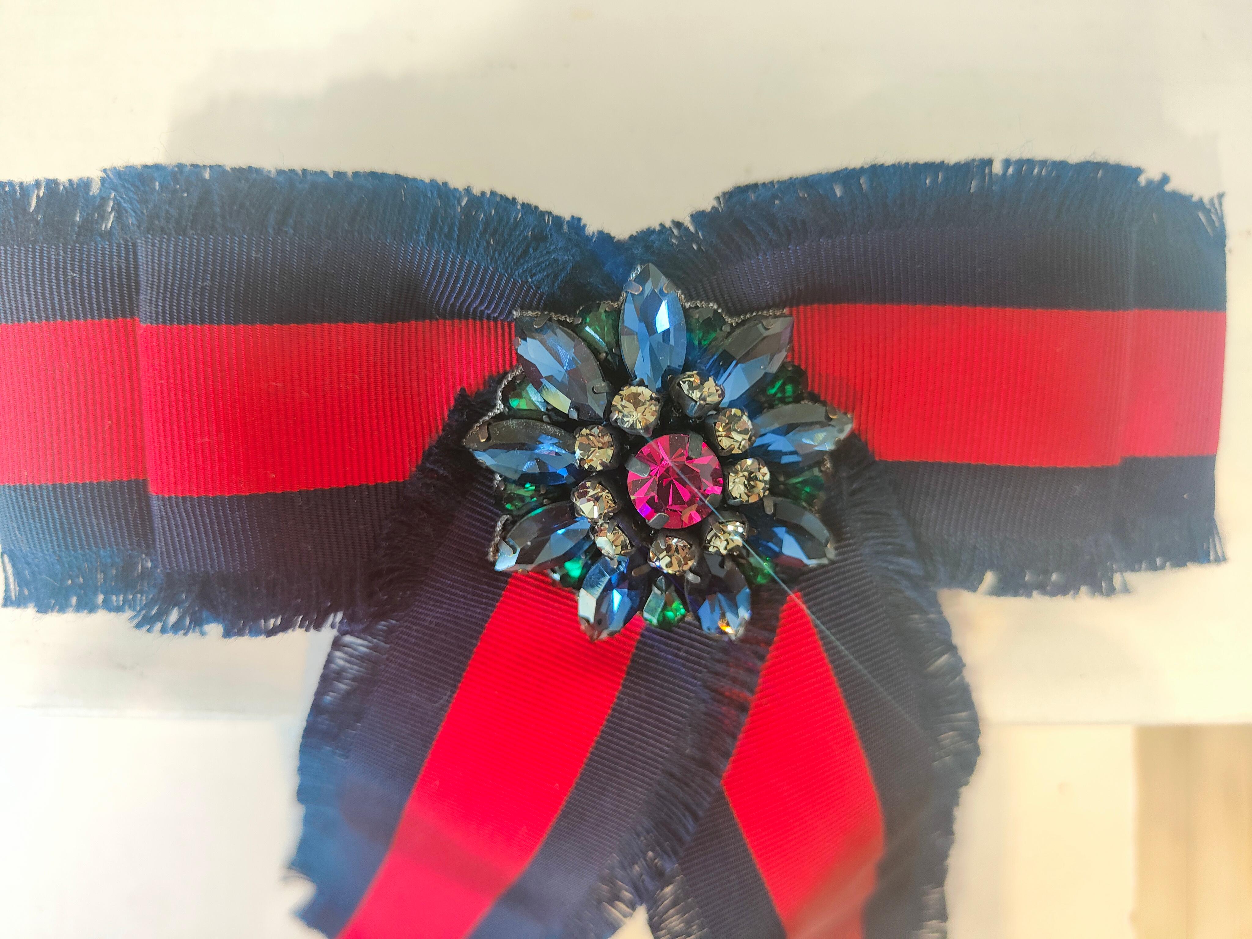 Marrone Gucci Blue and Red with swarovski stones brooch NWOT in vendita