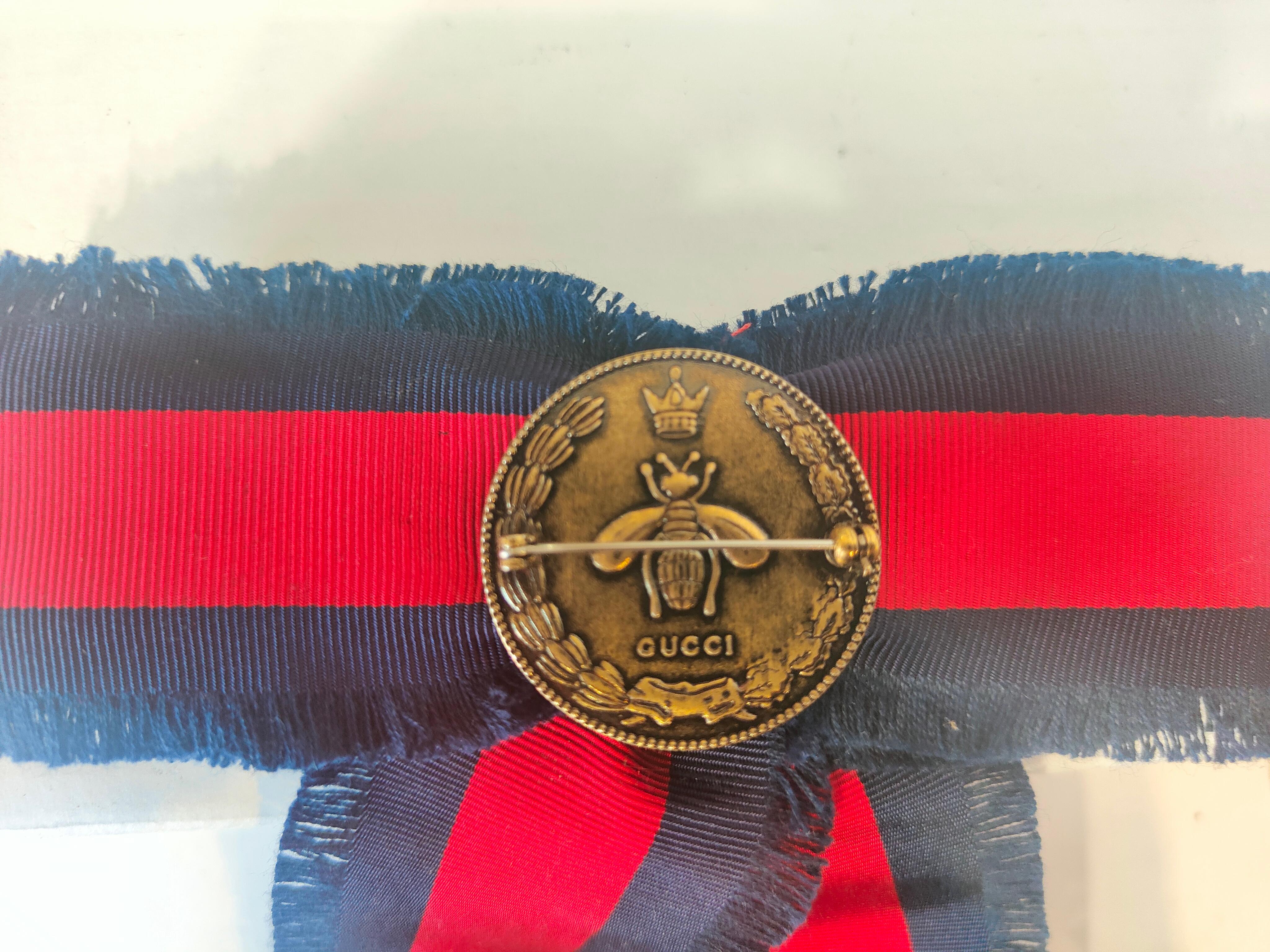 Gucci Blue and Red with swarovski stones brooch NWOT In condizioni Nuovo in vendita a Capri, IT