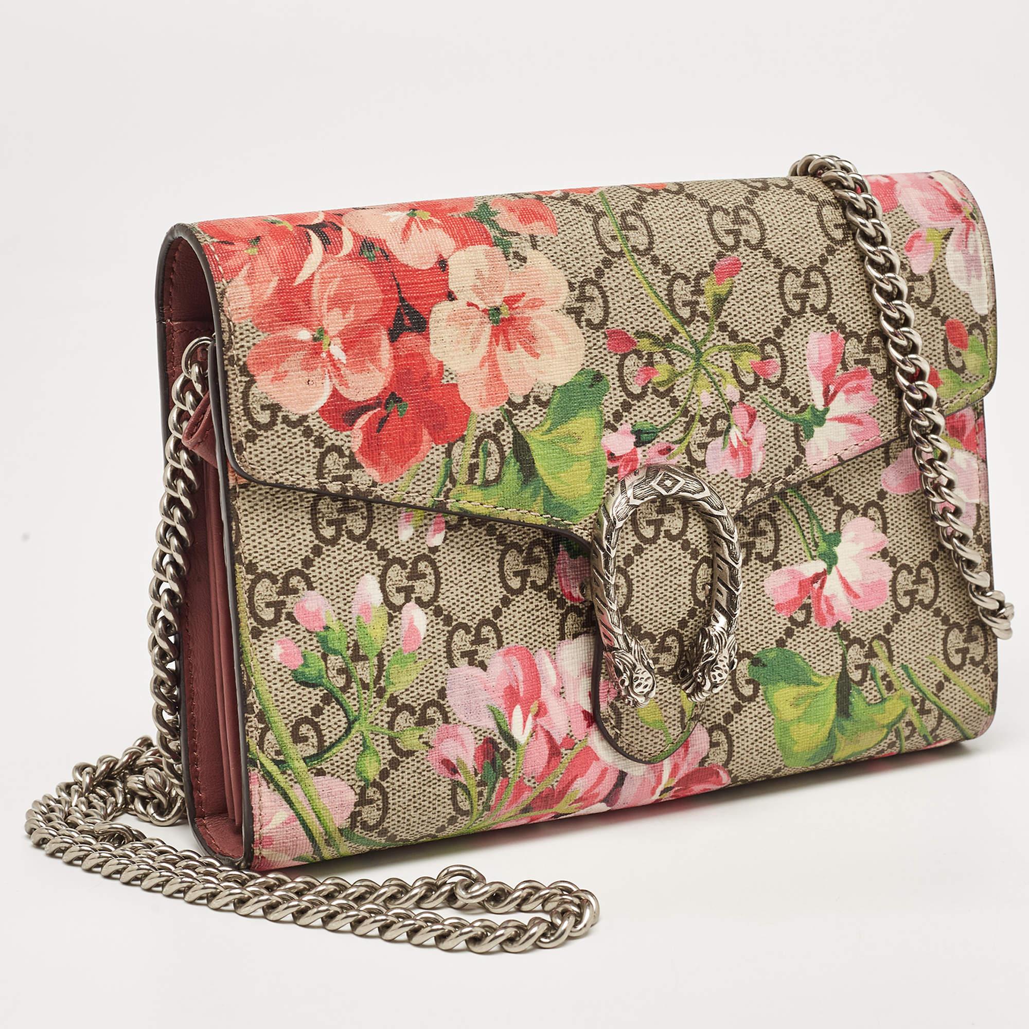 This Gucci Dionysus Wallet On Chain is beautifully crafted from Blooms-printed GG Supreme canvas and leather. The flap carries tiger heads with a reference to the Greek god Dionysus, and it secures a functional wallet-like interior.

