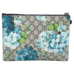 Gucci Blau/Beige GG Supreme Canvas Blooms Zip-Beutel