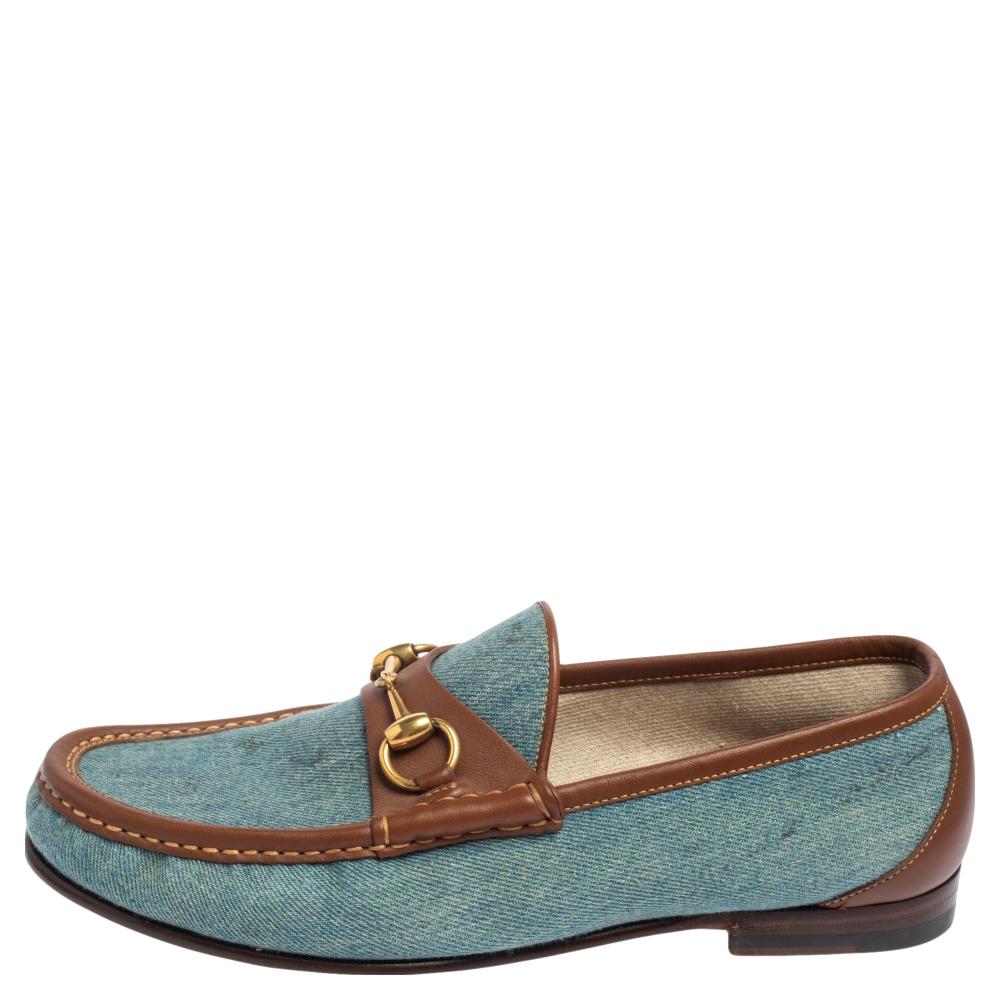These loafers from Gucci will undoubtedly serve your feet with the best of experiences. Made using blue-brown denim and leather with the signature Horsebit motif added on the vamps, these loafers undeniably achieve a luxurious look. Get ready to