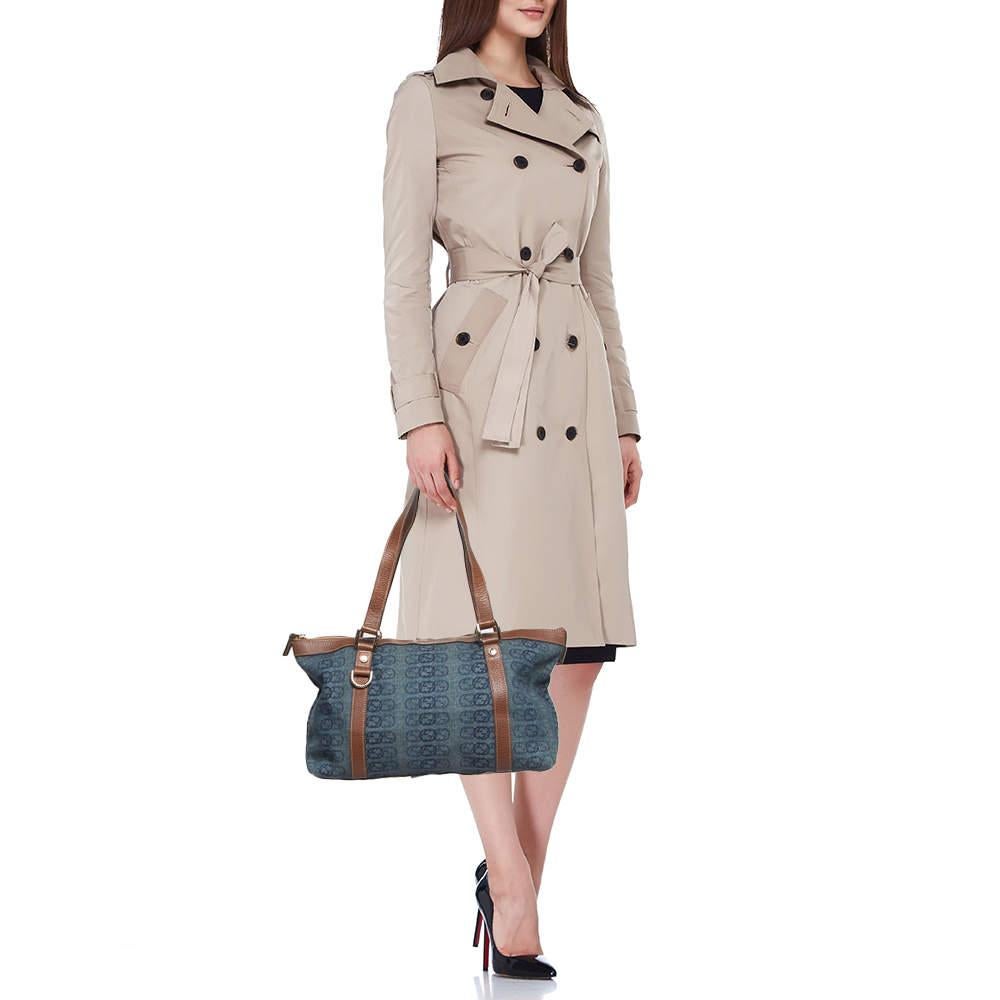Thoughtful details, high quality, and everyday convenience mark this designer bag for women by Gucci. The bag is sewn with skill to deliver a refined look and an impeccable finish.