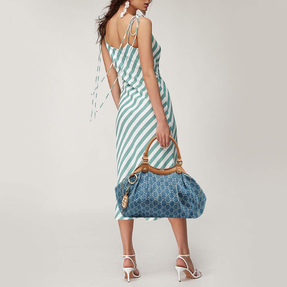 This alluring tote bag for women has been designed to assist you on any day. Convenient to carry and fashionably designed the tote is cut with skill and sewn into a great shape. It is well equipped to be a reliable accessory.