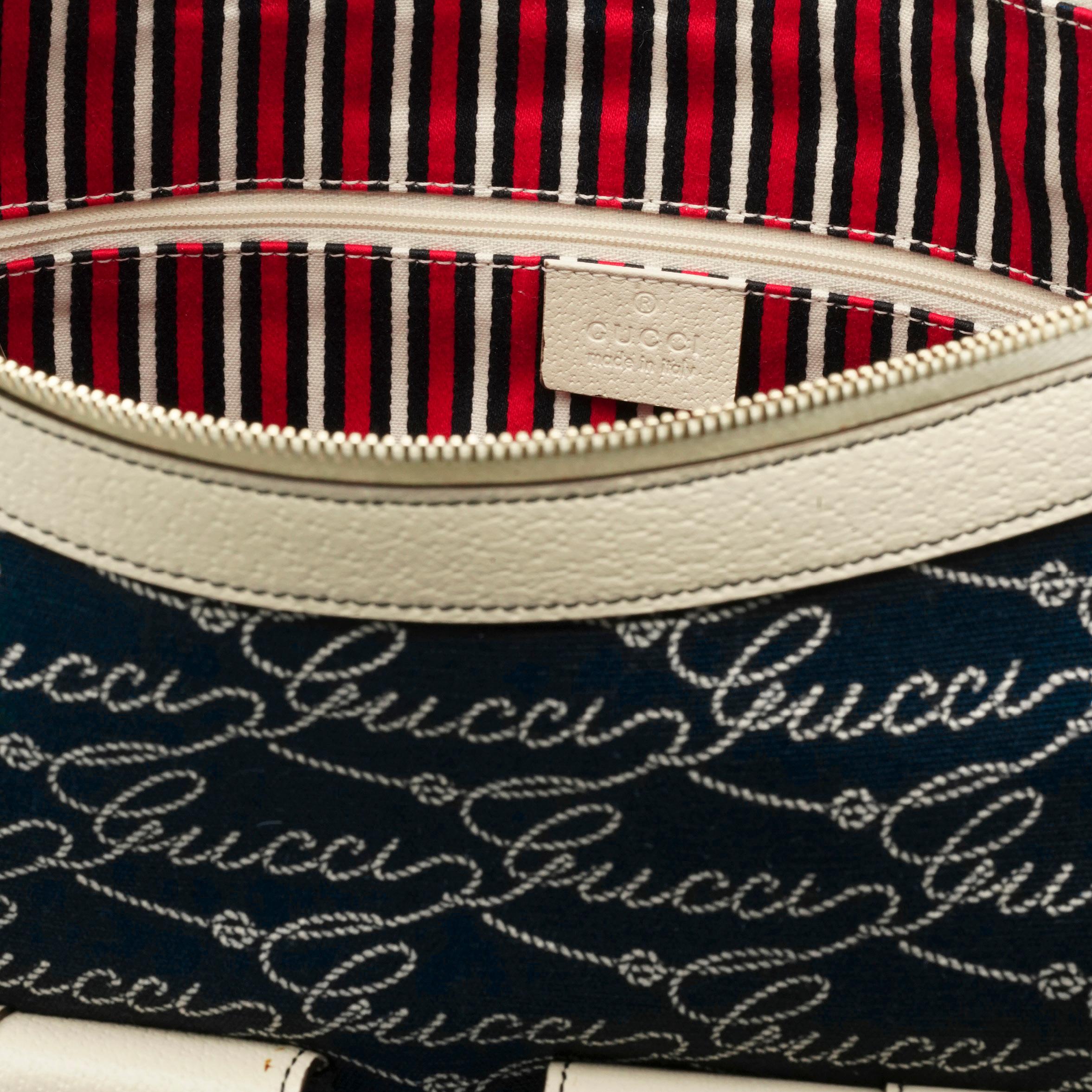 Sac à main Gucci en toile bleue et cuir crème, Circa 2010 en vente 4