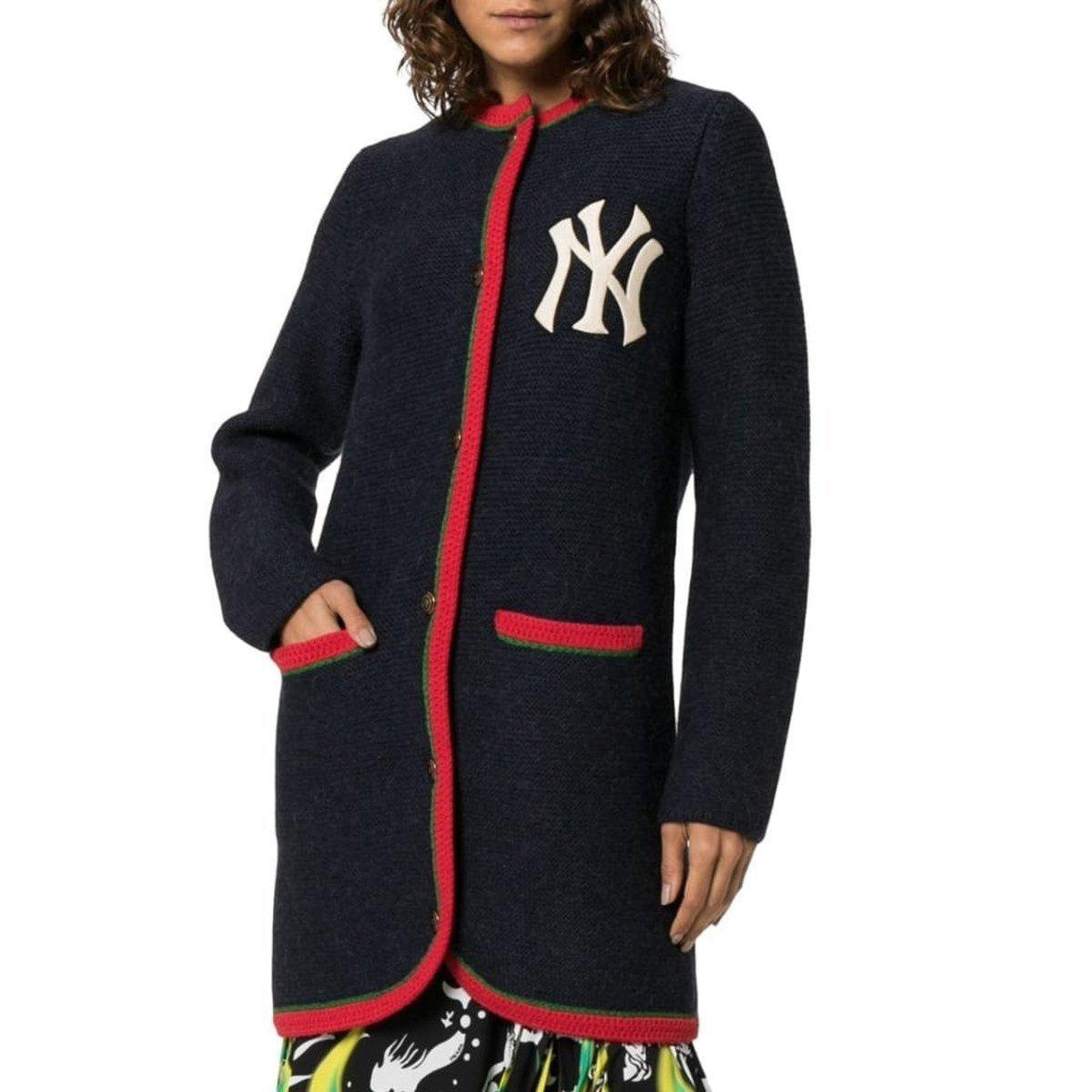 A long cardigan framed by a red and green knit trim.
The New York Yankees logo patch is on the front and a crystal embroidered Gucci patch on the back.
Navy alpaca wool blend.
Red and green knit trim.
Embroidered New York Yankees™ patch.
Crystal