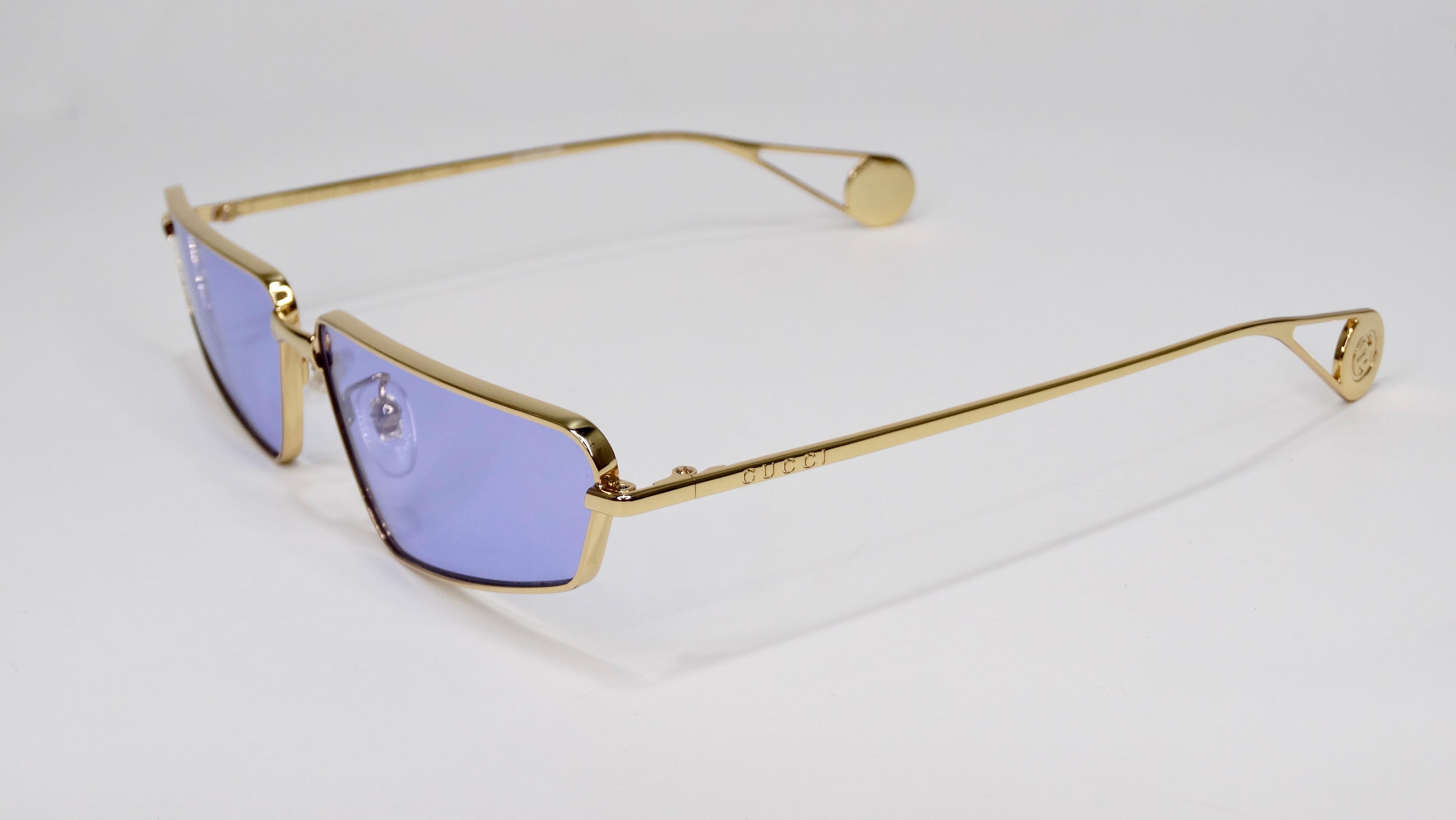 Achetez ces lunettes de soleil Gucci ! Circa recent 2000s, ces lunettes de soleil edgy présentent une monture cat eye dorée avec des verres bleus. Livré avec son étui d'origine. Base des armoiries embossée avec le logo GG original emboîté. Parfait