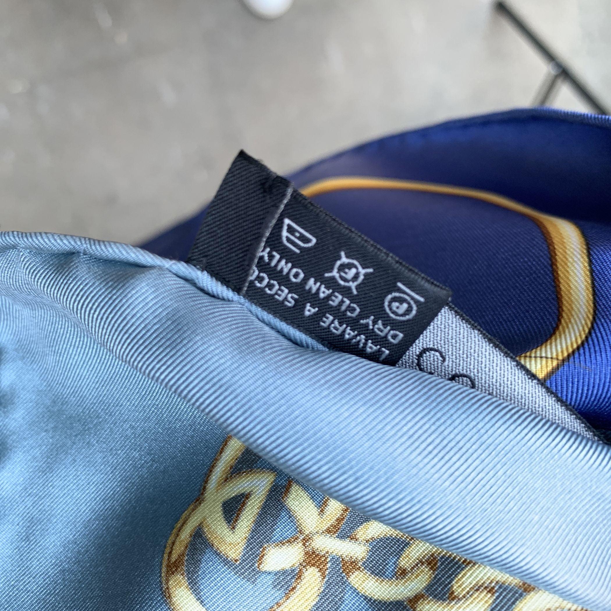 Blau karierte Bambustaschen von Gucci mit floralen Steigbügeln und Seidenschal 2