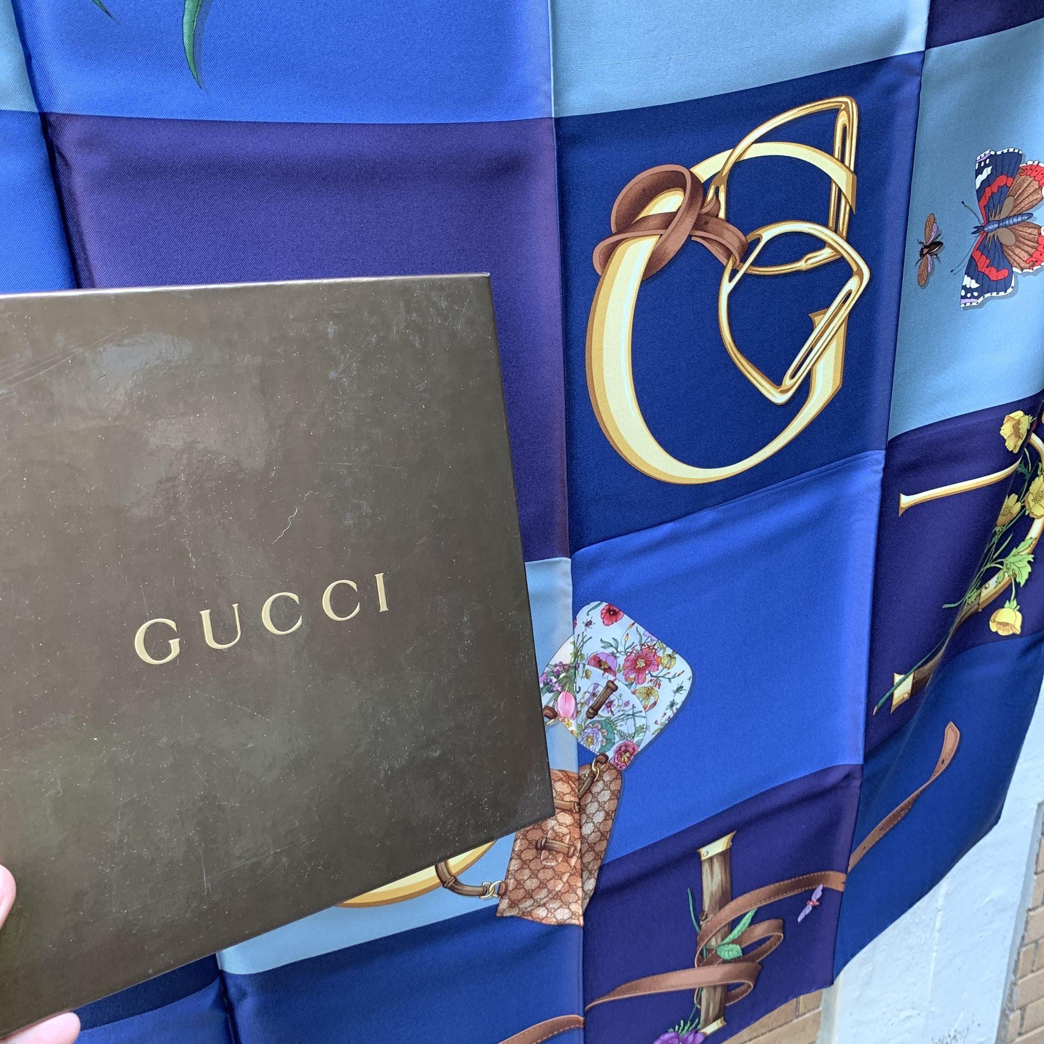 Blau karierte Bambustaschen von Gucci mit floralen Steigbügeln und Seidenschal 3