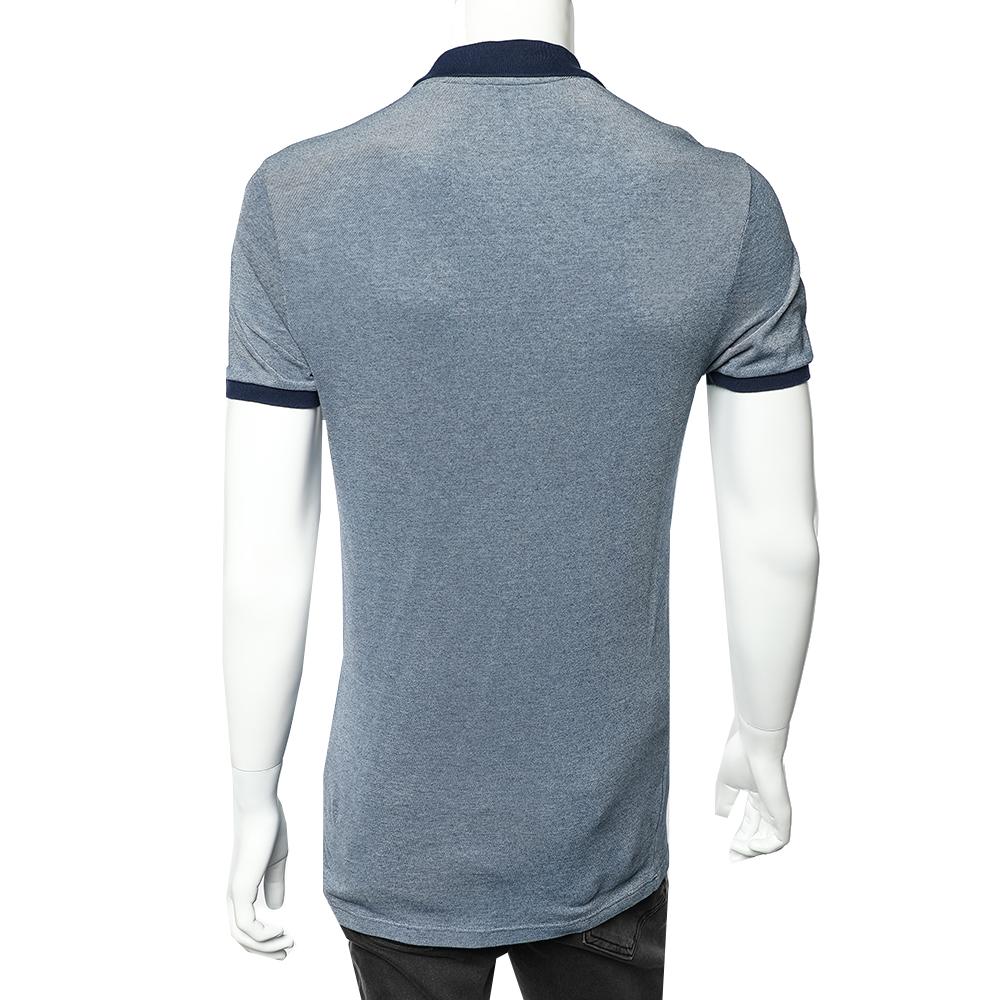 A seamless blend of comfort, luxury, and style, this Gucci polo t-shirt is a must-have piece! Made from cotton pique in a blue shade, the creation is elevated by the logo embroidery on the front. Finished off with a buttoned placket and a classic