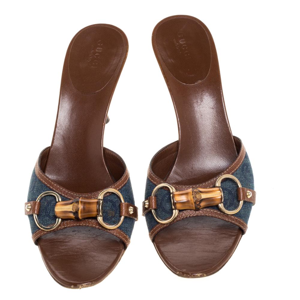 A perfect blend of comfort and style, these denim and leather sandals by Gucci are just what you need for an evening out. The Horsebit detail on the uppers and the GG print all over add a signature touch to this pair. The sandals also feature open
