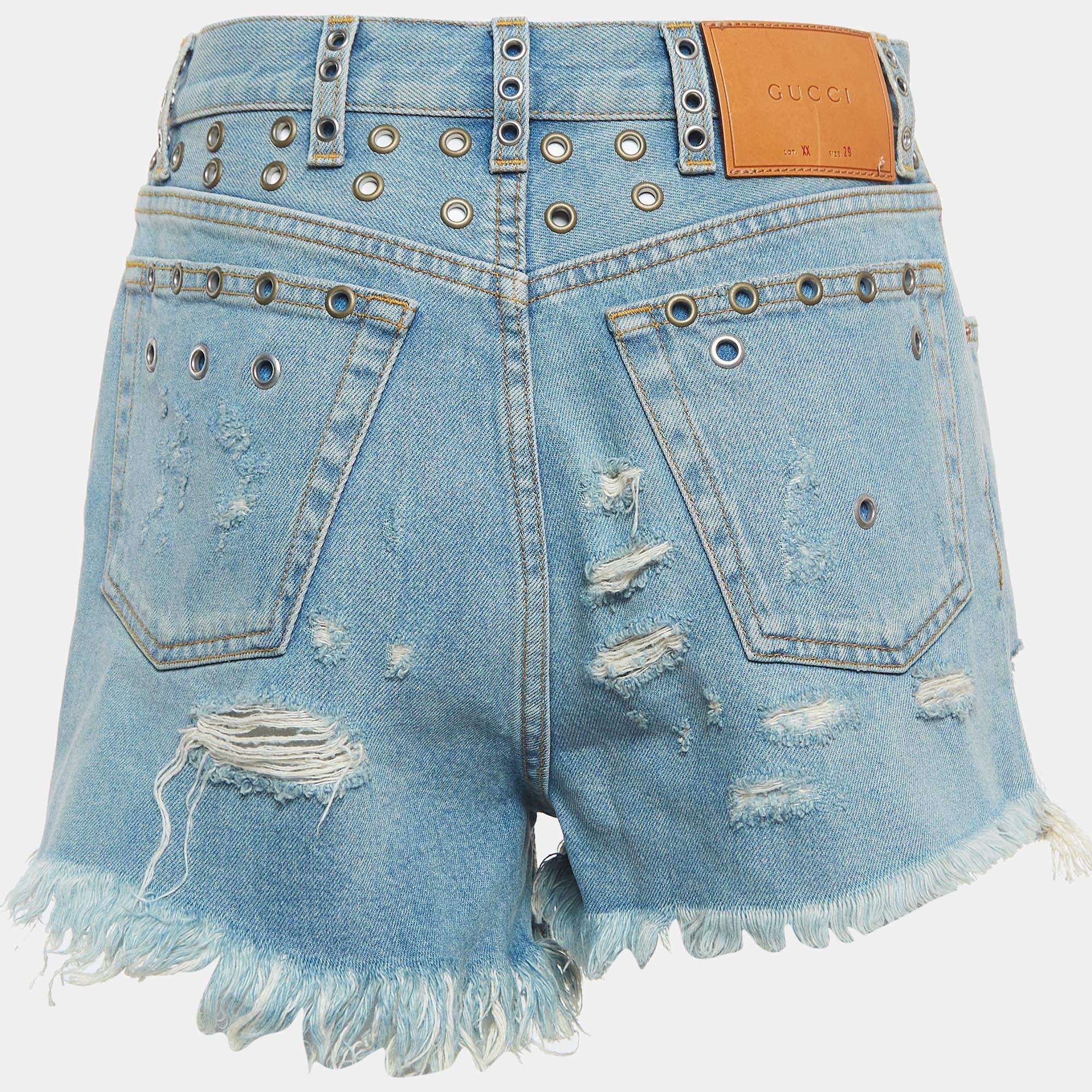 I pantaloncini di Gucci sono l'emblema del lusso casual. Realizzati in denim pregiato e consumato, presentano abbellimenti che aggiungono un tocco di opulenza. L'iconico logo di Gucci è presente in modo discreto nel design, creando un'armoniosa