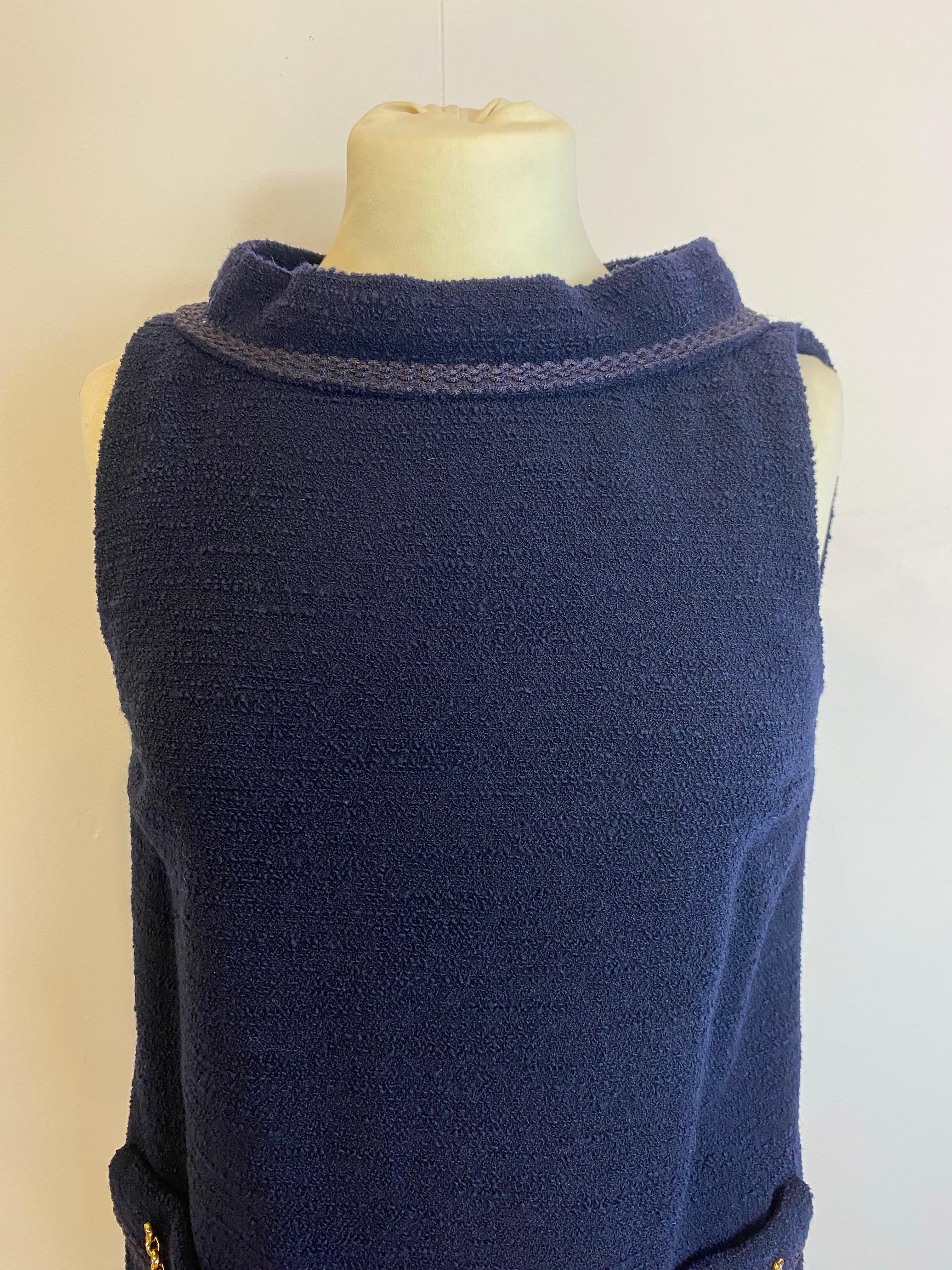 Gucci Blue Dress.
Size 36 IT.
Fabric 90% Wool, 10% Polyamide
Details 49% Acetate, 45% Acrylic, 6% Polyester.
Dress length 82 cm.
Lining 73% Acetate, 27% Silk.
Excellent condition