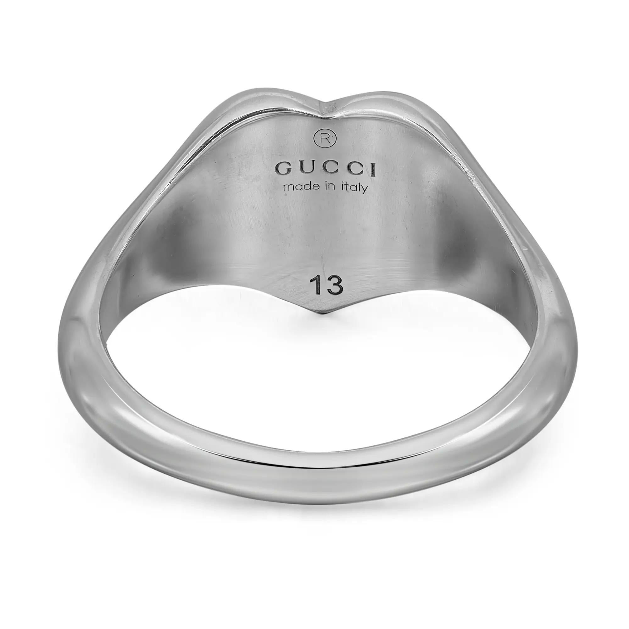 This light blue enamel heart shape ring features a center Interlocking G stencil. Designed in 925 sterling silver. Ring size 13 US 6.5. Heart width: 10mm. Total weight: 3.76 grams. Great pre-owned condition. The original box and paper are not
