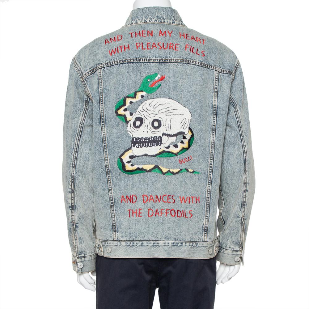Made with perfection, this Gucci jacket is a smart addition to your wardrobe. Transform any normal outfit into a marvelous one with this blue denim jacket. it flaunts interesting embroidery at the front and back along with button fastenings and long