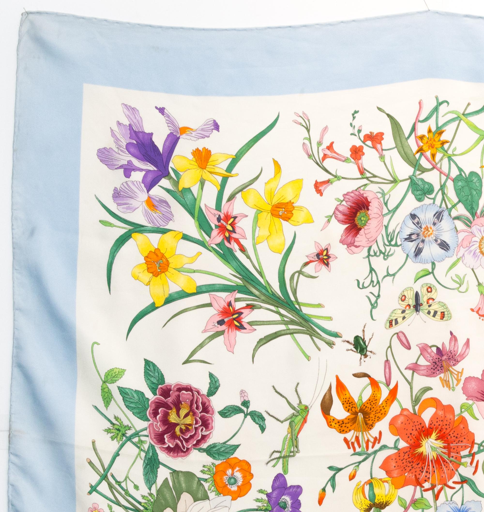 Grigio Sciarpa in seta stampata Gucci Blue Flora in vendita