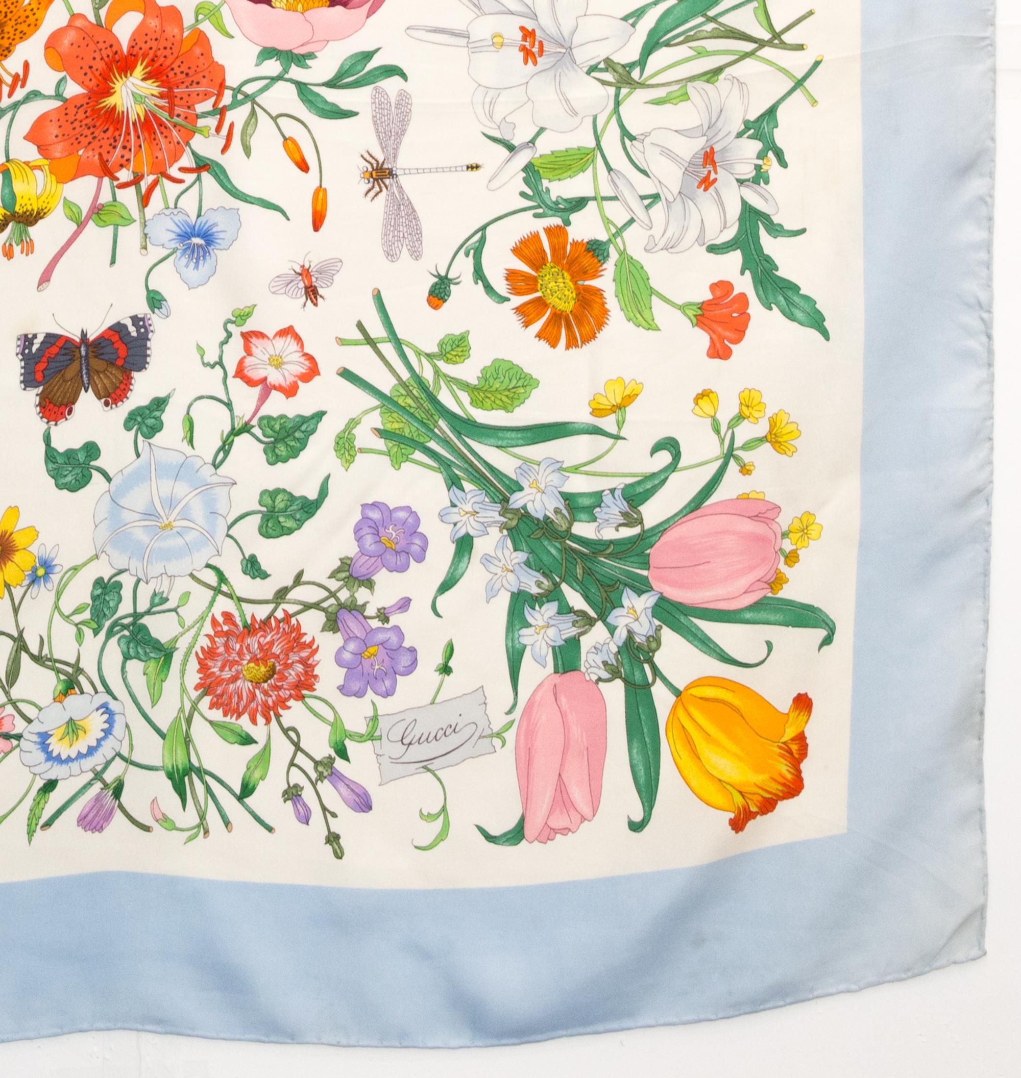 Sciarpa in seta stampata Gucci Blue Flora in vendita 1