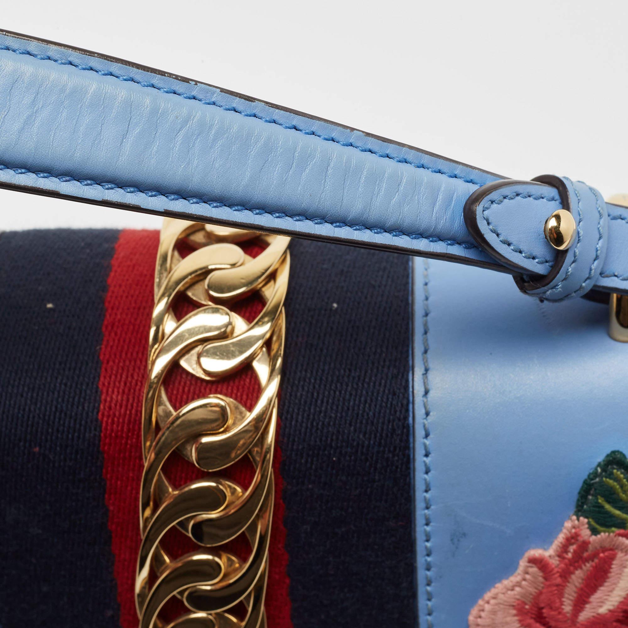 Gucci - Sac à poignée Sylvie en cuir brodé de fleurs bleues, taille moyenne en vente 9