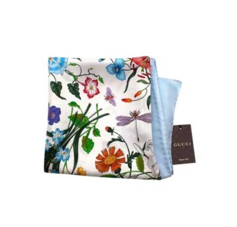 Gucci - Écharpe en soie bleue à imprimé floral en vente 3