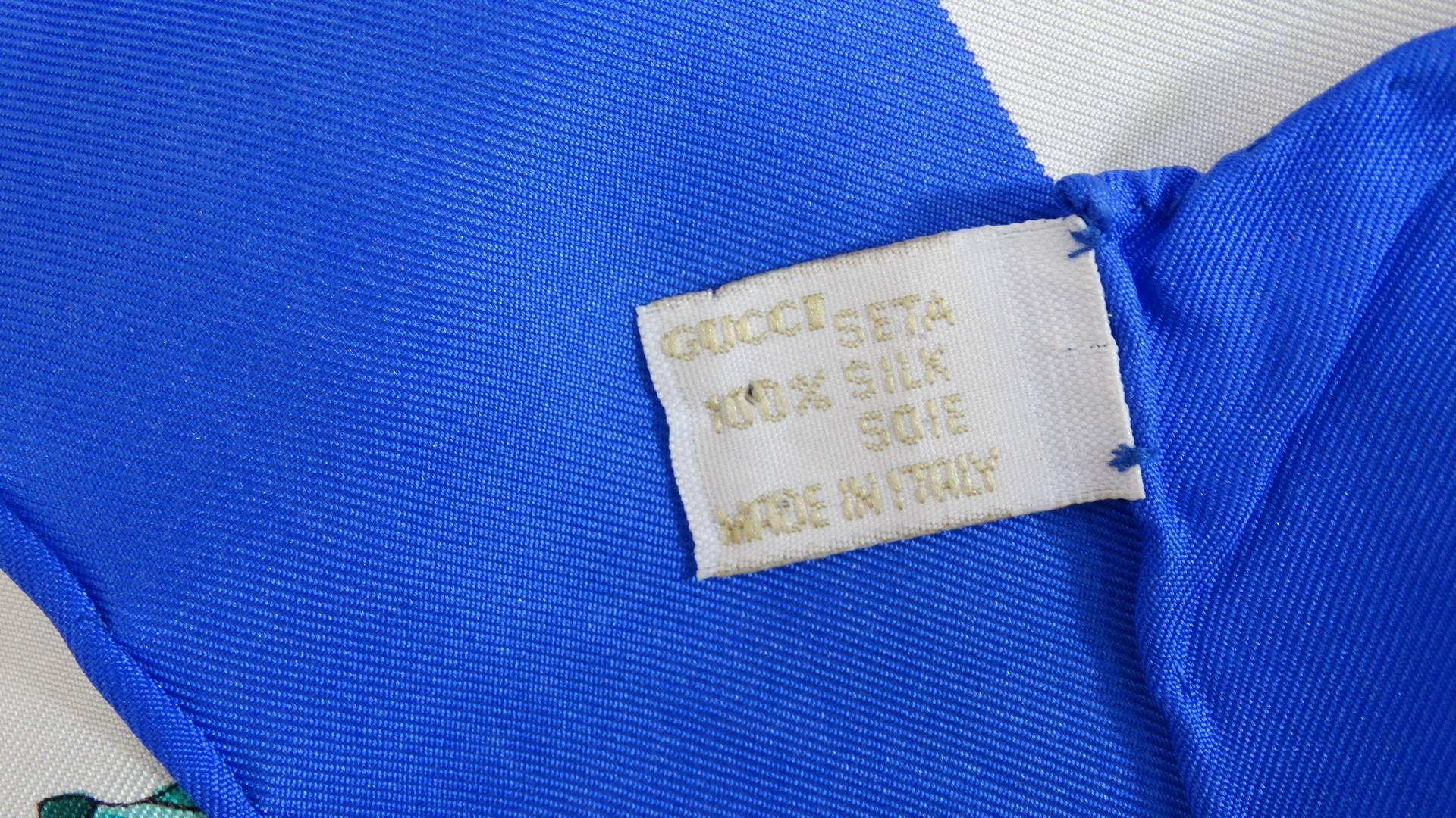 Blauer geblümter Seidenschal von Gucci, 1980er Jahre  Damen im Angebot