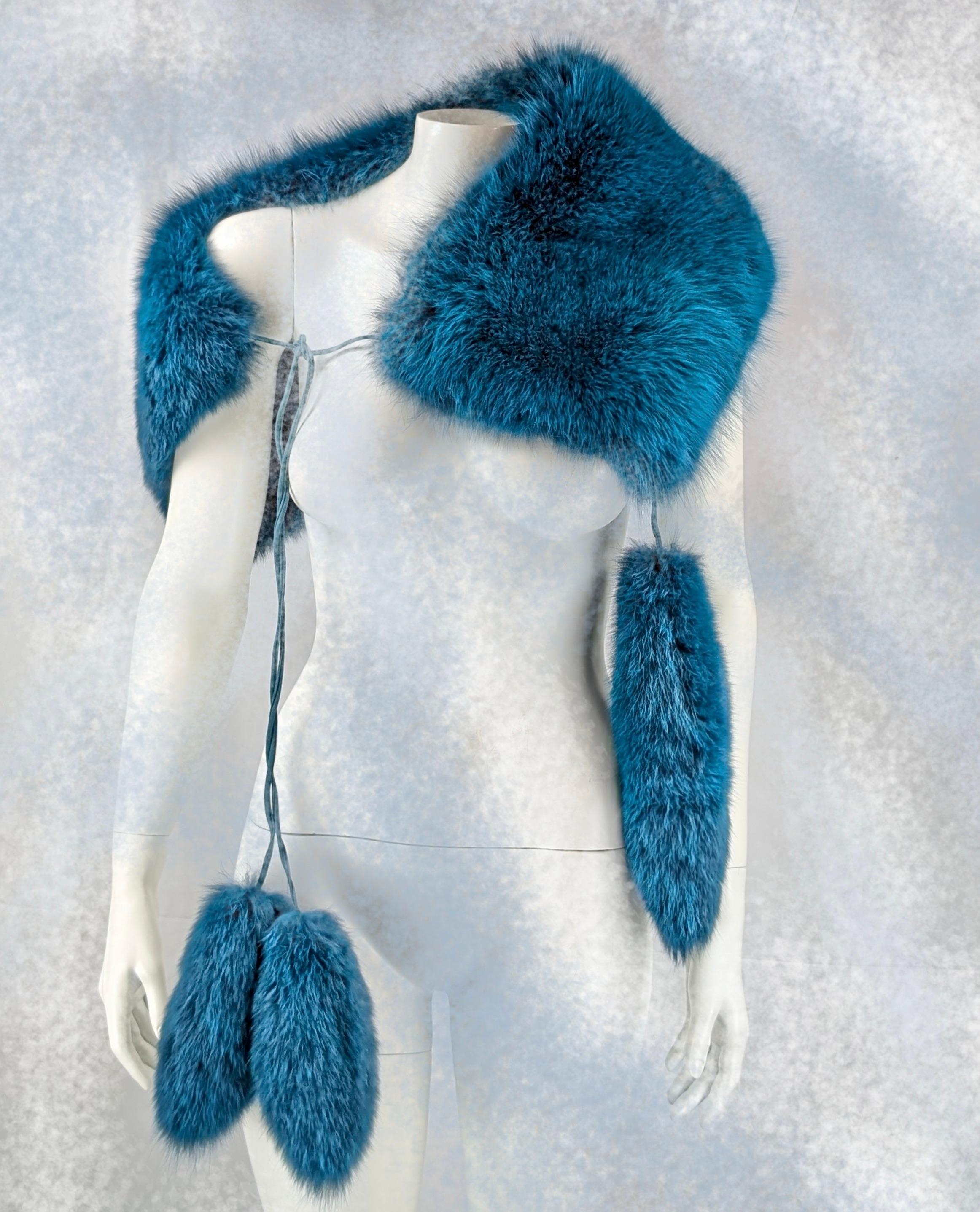 GUCCI blue fox  fur shawl F/W 2011 For Sale 8