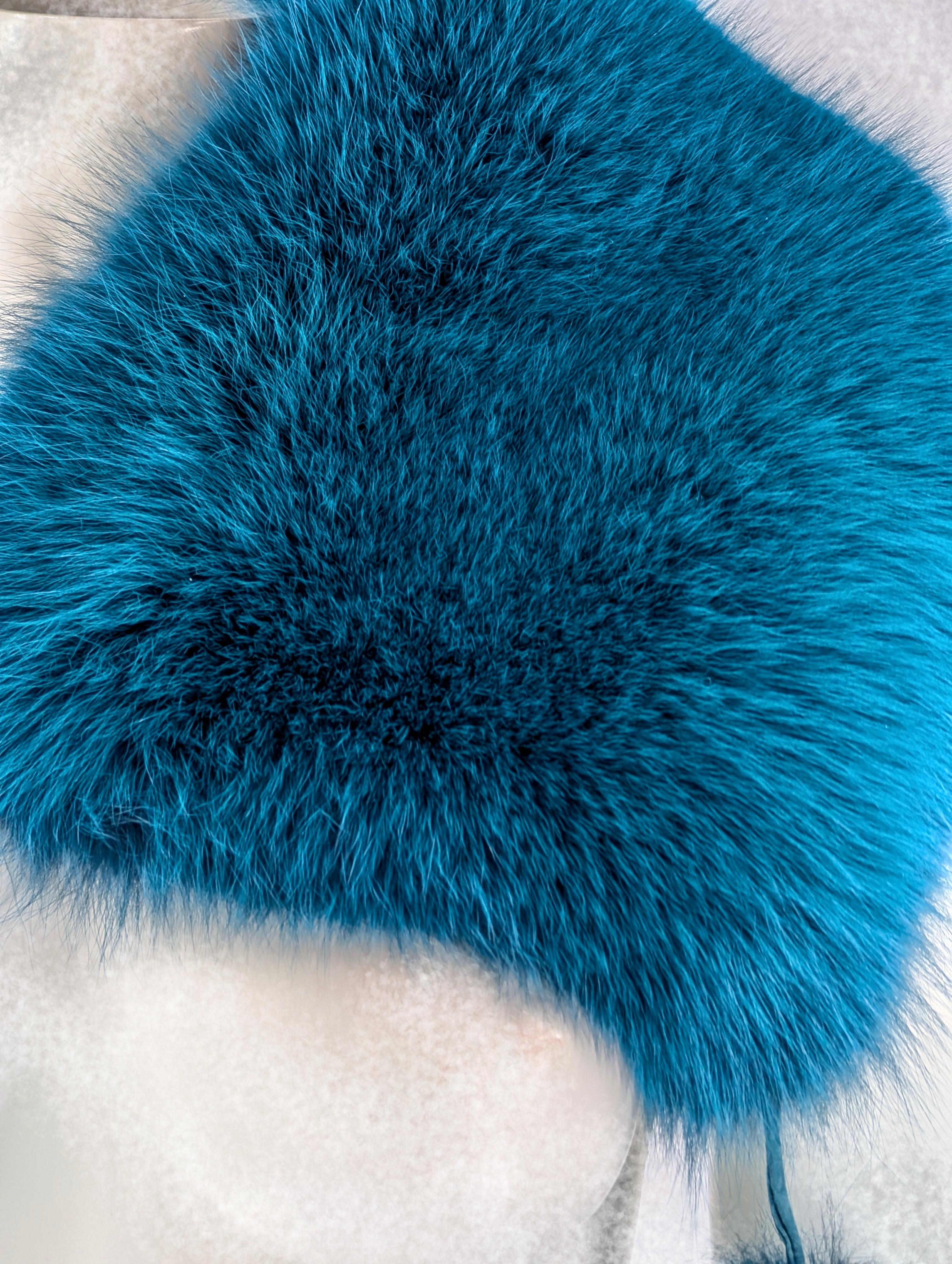 GUCCI blue fox  fur shawl F/W 2011 For Sale 11