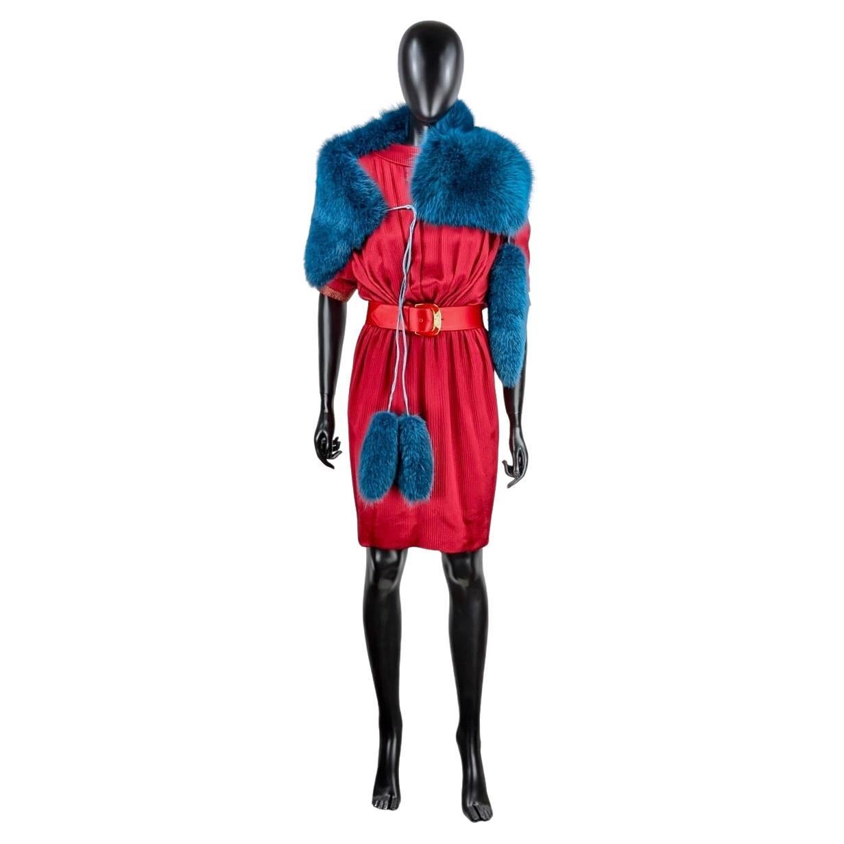 GUCCI
Collection Fall/Winter 2011  Frida Giannini
Blue fox fur  shawl
Measures:
Width cm. 73
Length cm. 26
Lining 100% silk
Made in Italy
Good conditions
Shawl cleaned in a specialized laundry
