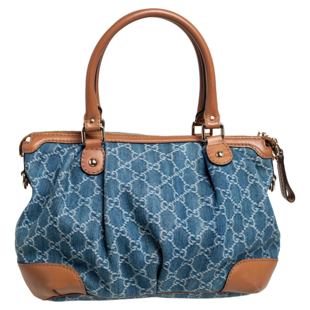 Il Sukey è uno dei modelli più venduti di Gucci e crediamo che anche tu meriti di averne uno. Realizzata in denim GG e in pelle e dotata di un interno spazioso, questa borsa è l'ideale per te e si abbina perfettamente a qualsiasi outfit. È completo