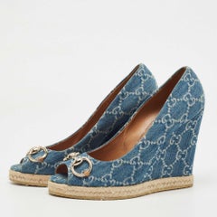 Gucci Pumps con zeppa blu GG Denim Charlotte Horsebit Peep Toe