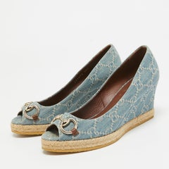 Gucci Blue GG Denim Horsebit Peep Toe Wedge Pumps Taglia 36.5