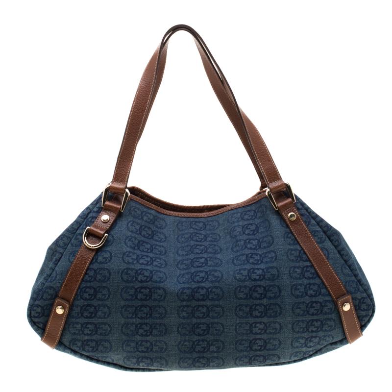 Gucci brings to you this amazing Abbey D Ring hobo that is smart, versatile, and modern. Made in Italy, this hobo is crafted from GG Interlocking G denim and features dual leather handles. The top zipper reveals a fabric-lined interior with enough