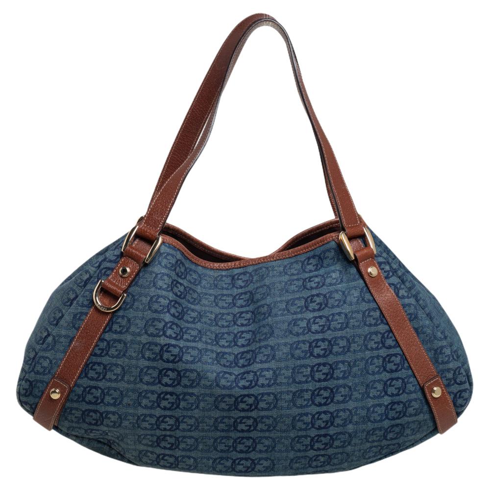 Gucci brings to you this amazing Abbey D Ring hobo that is smart, versatile, and modern. Made in Italy, this hobo is crafted from Interlocking GG-printed denim and features dual leather handles. The bag comes with a fabric-lined interior with enough