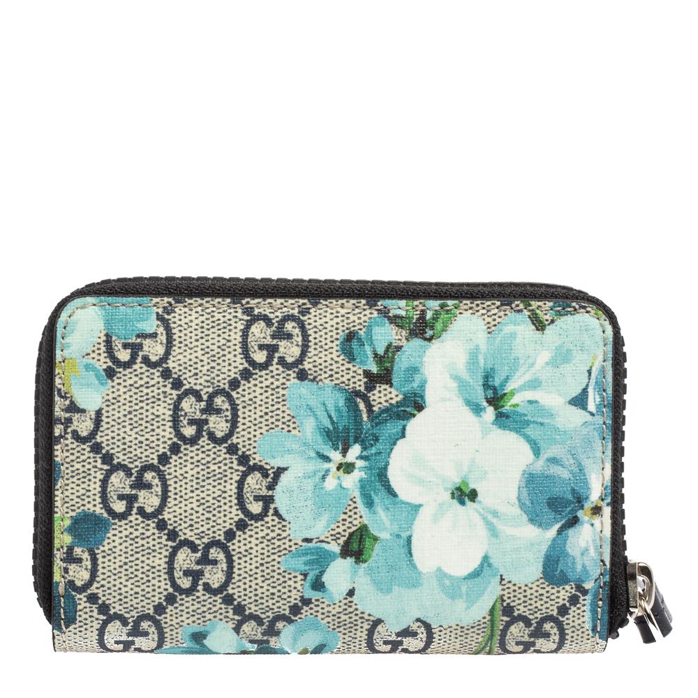 Compact yet super stylish, this Gucci card case is designed from GG Supreme canvas as well as leather and enhanced with the Blooms print on the exterior. It can easily hold your cards and can easily fit into your everyday tote.

Includes: Original