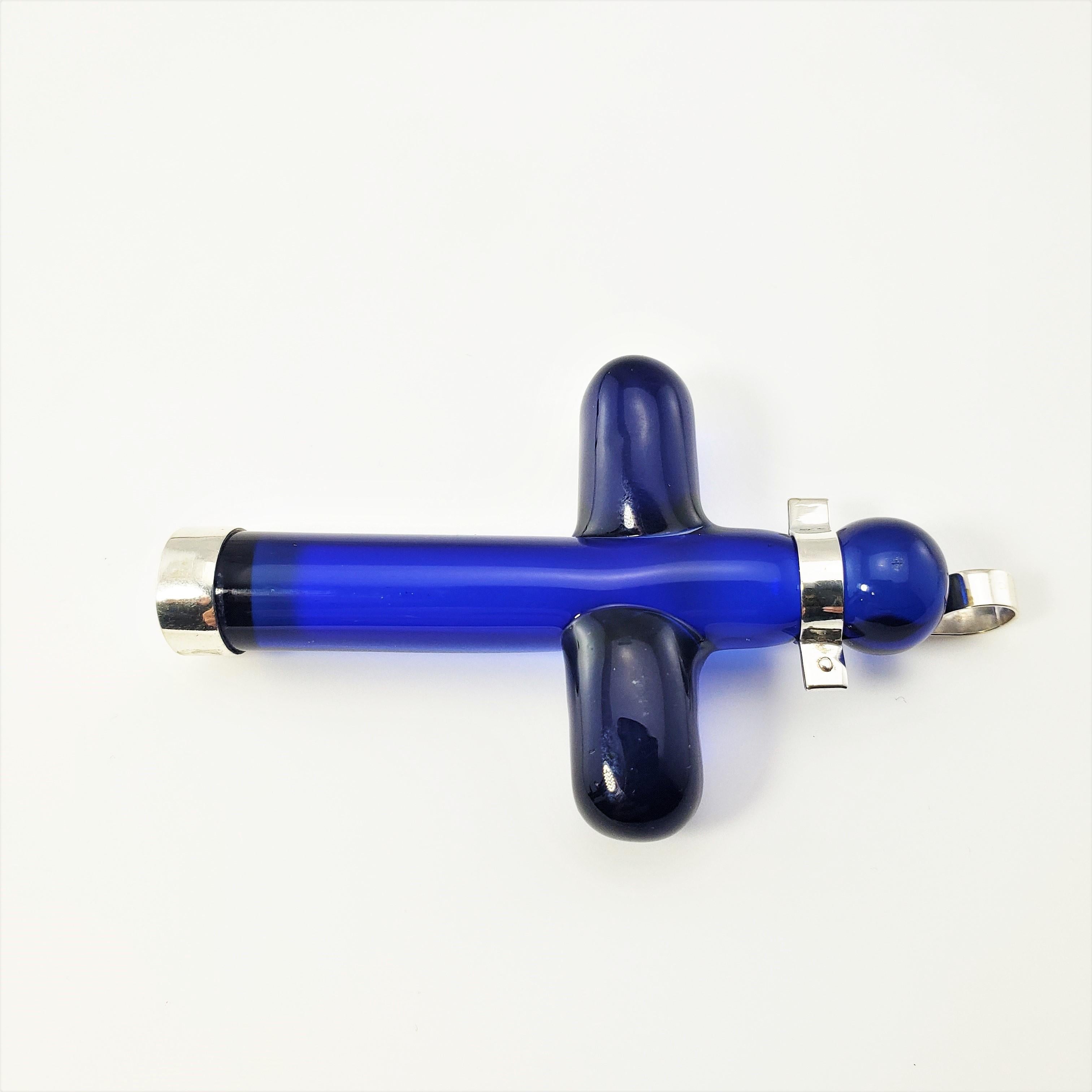 Gucci Anhänger aus blauem Glas und Sterlingsilber - Kreuz

Dieses schöne Gucci Vintage-Kreuz ist aus blauem Glas und elegantem Sterlingsilber gefertigt.

Größe:  2,05 Zoll x 1,5 Zoll 

Gewicht:  2,7 dwt. / 19,9 gr.

Wahrzeichen:  GUCCI  925

*Kette