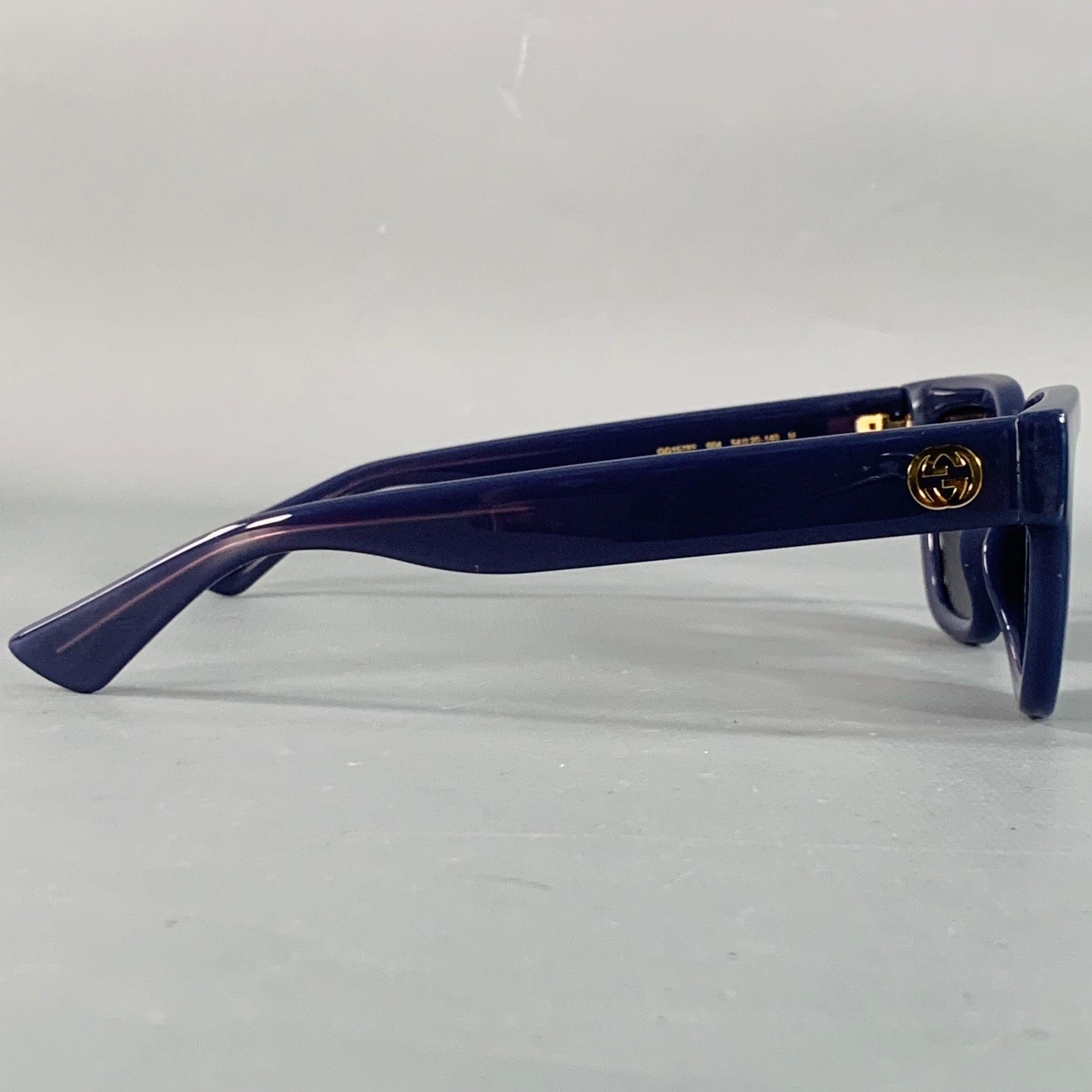Occhiali da sole Gucci
in acetato blu con forma quadrata, montatura intera e lenti colorate.
Viene fornito con custodia in velluto e scatola. Made in Italy.Ottime condizioni di usato. Segni di usura sulla custodia. 

Contrassegnato:   GG1578S