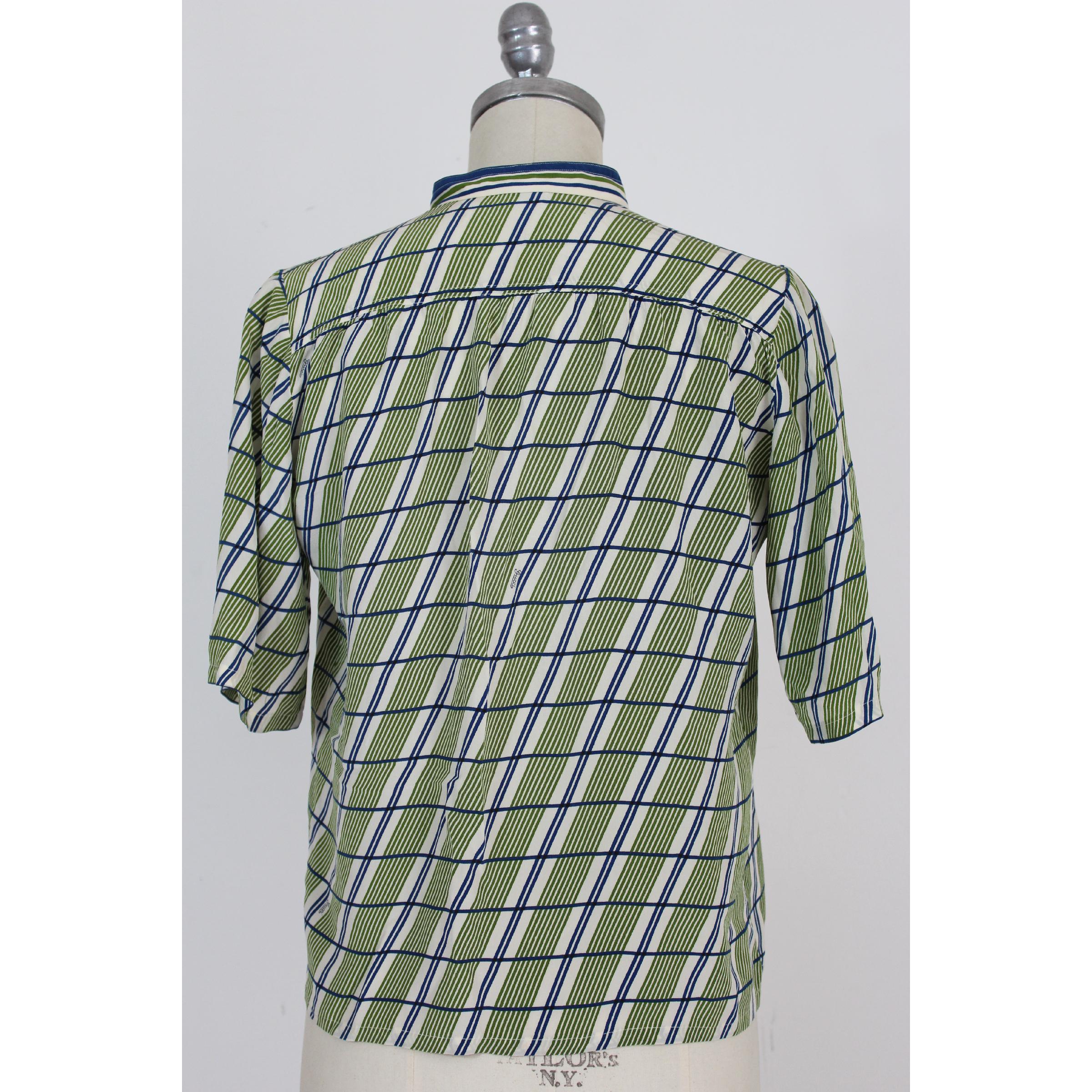 Gucci vintage women's sweater. Blue and green color with stripes. 100% silk. Polo model with collar and short sleeves. 80s. Made in Italy. Excellent vintage condition. Missing label but on the whole shirt there is the designer's signature. 

Size: