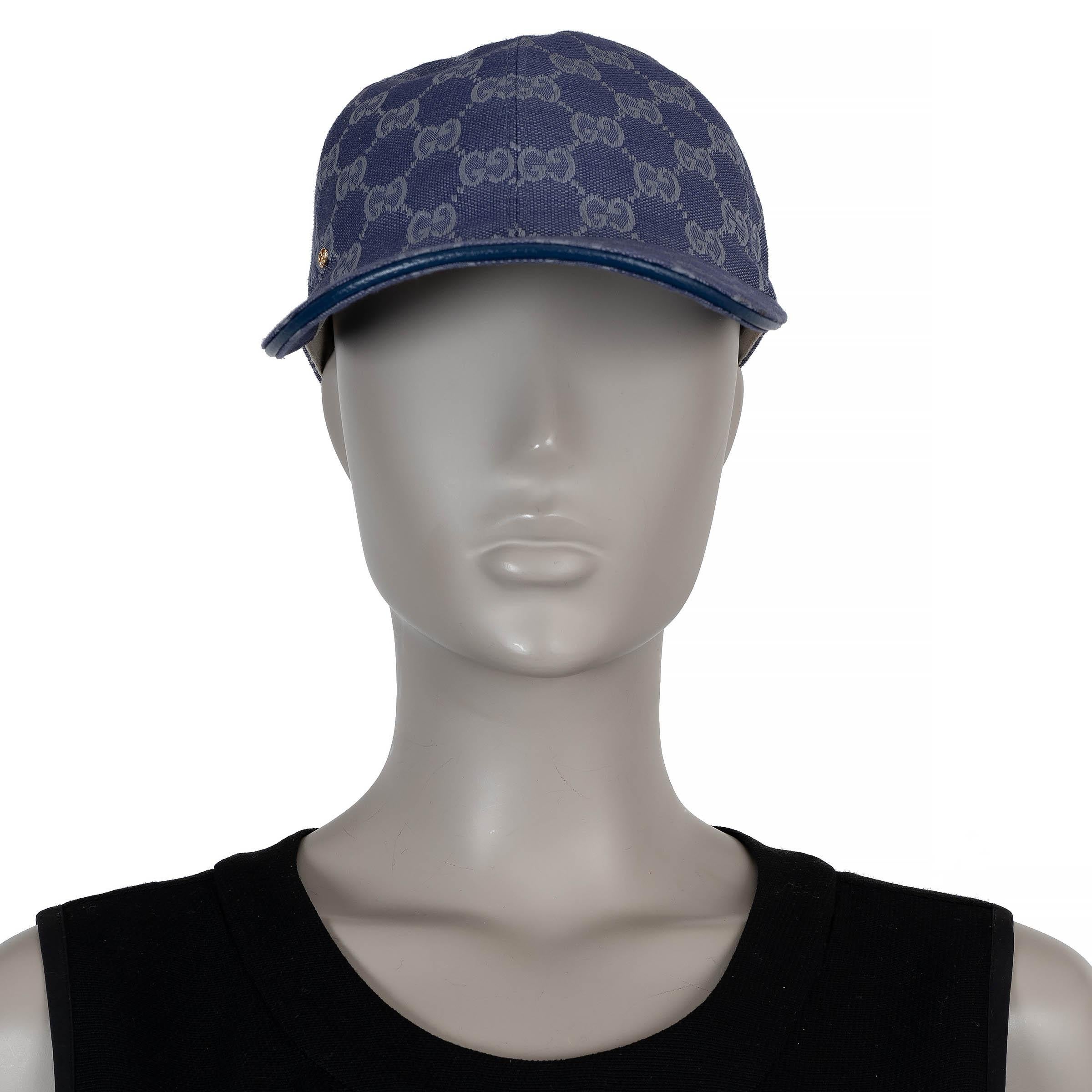 Diese 100% authentische Gucci Baseballkappe aus blauem und grauem GG Canvas aus Baumwolle (70%) und Polyester (30%) verbindet klassisches Branding mit einem modernen Touch. Mit einem goldfarbenen GG-Metalldetail an der Seite, einem raffinierten