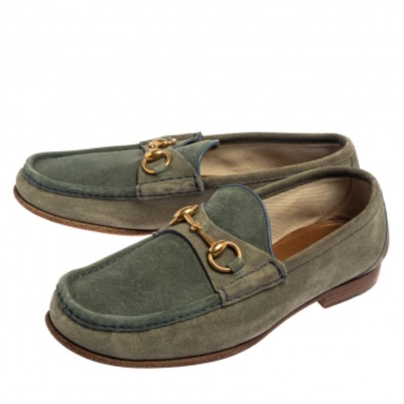 Diese Loafers von Gucci sind aus Wildleder gefertigt und fallen einfach auf! Sie zeichnen sich durch eine quadratische Zehensilhouette mit den kultigen Horsebit-Akzenten auf dem Vorderblatt aus. Sie sind mit bequemen, ledergefütterten Einlegesohlen