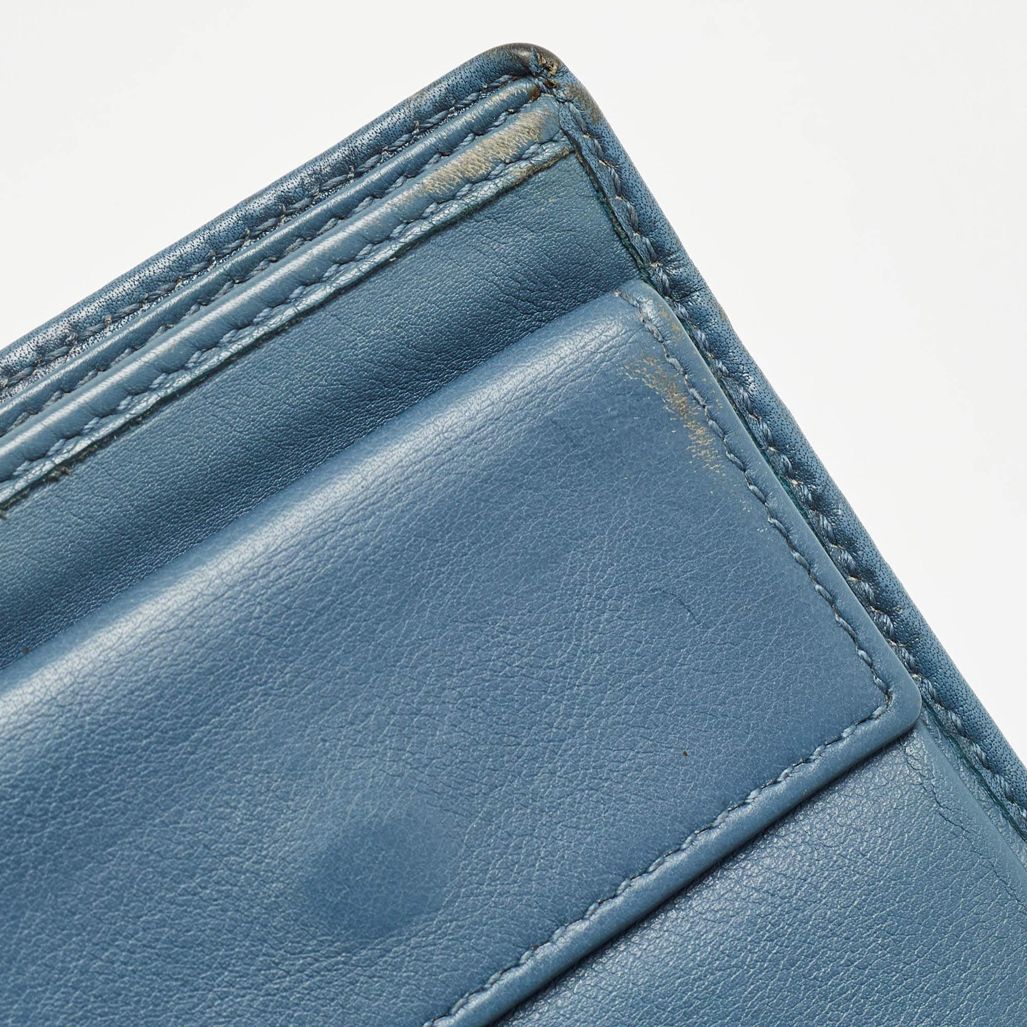 Donna Portafoglio bifold Gucci in pelle blu con barra in metallo in vendita