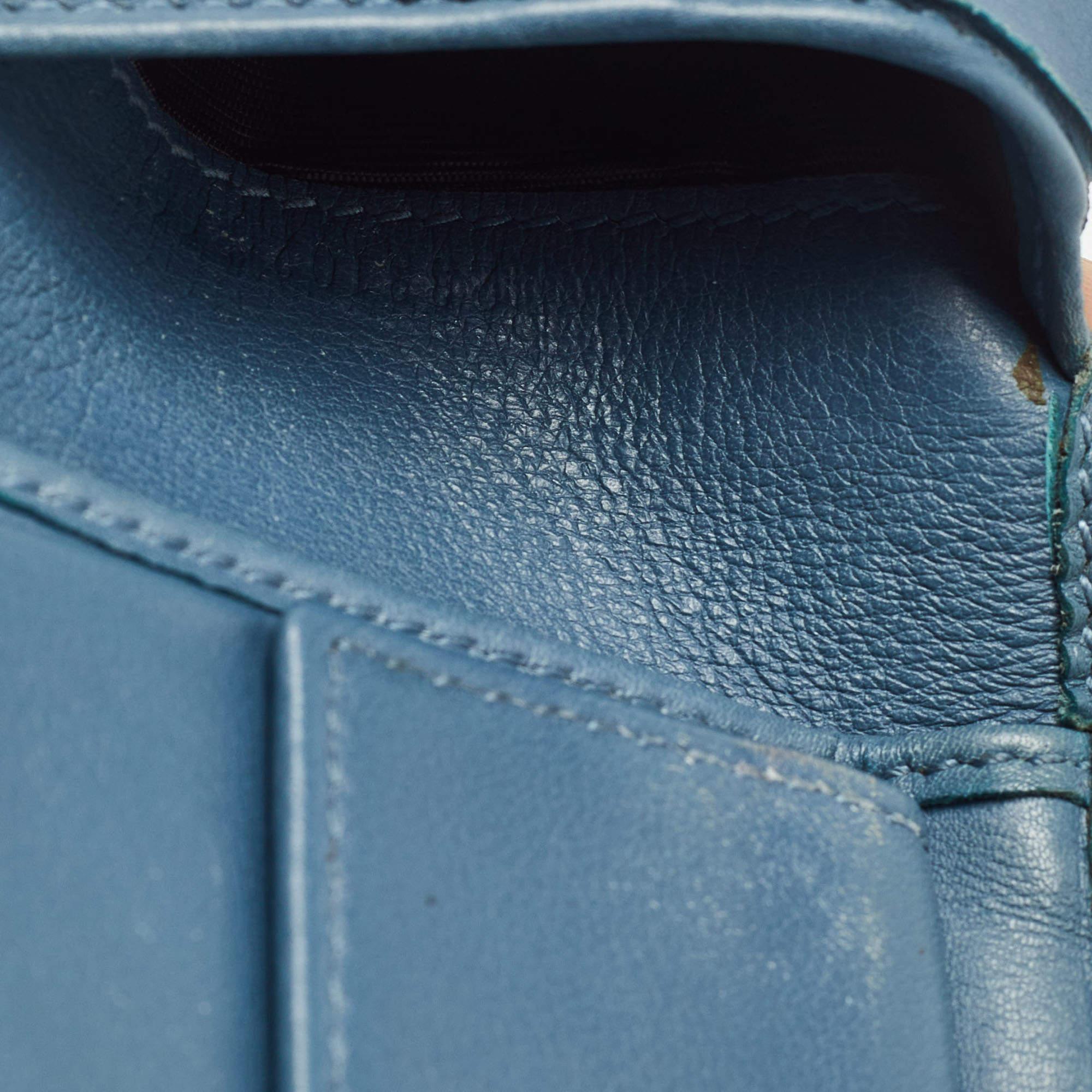 Portafoglio bifold Gucci in pelle blu con barra in metallo in vendita 1