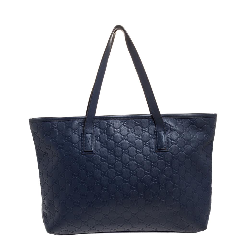 From the house of Gucci, comes a creation that instantly elevates an ensemble and delivers functionality in spades. The iconic brand's simplistic and stylish take on a shopper tote has made this bag an absolute must-have. Crafted from quality