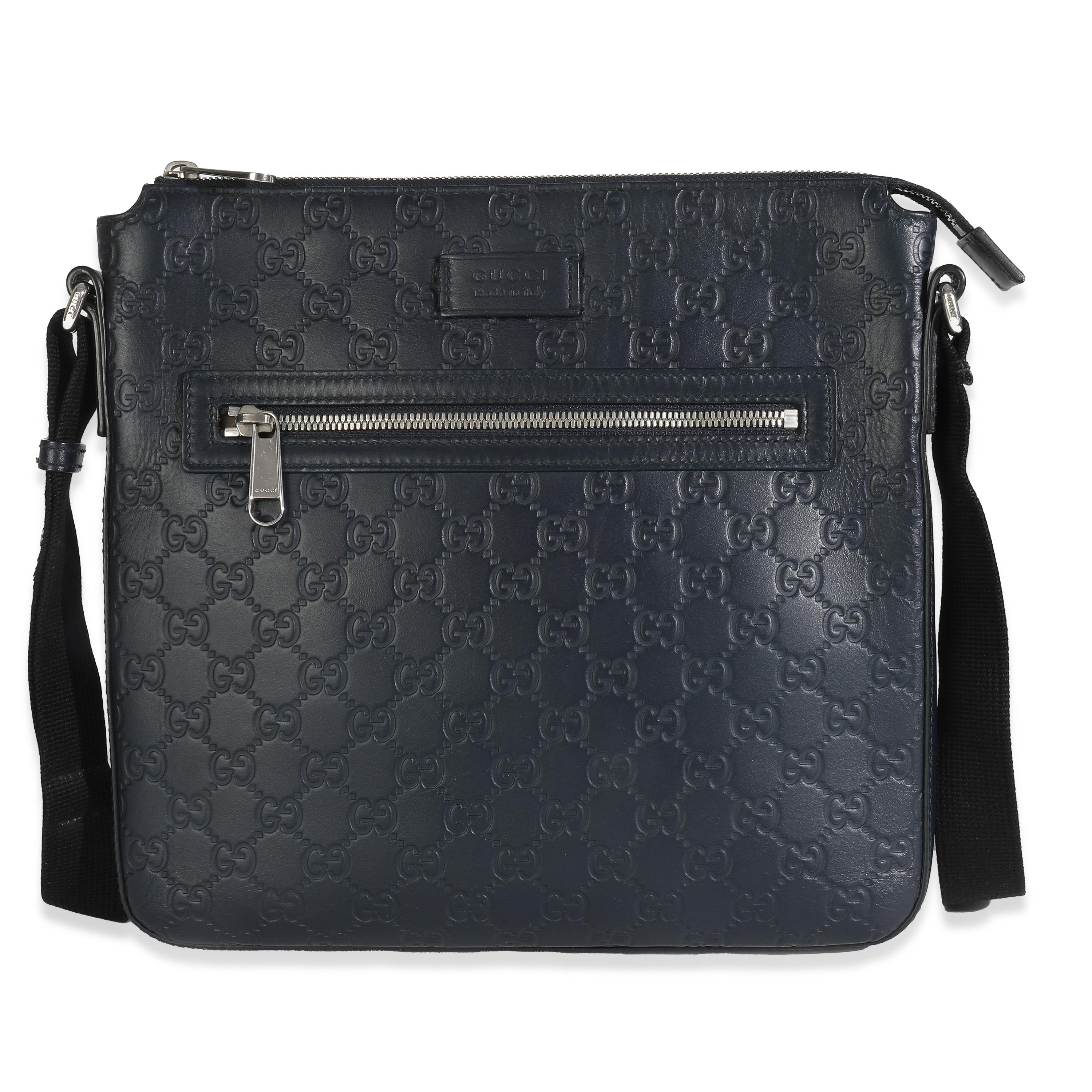Titolo dell'elenco: Gucci Blue Guccissima Signature Borsa messenger media piatta
SKU: 148198
Condizioni: Usato 
Condizioni della borsa: Eccellente
Commenti sulle condizioni: L'articolo è in ottime condizioni e presenta leggeri segni di usura. 