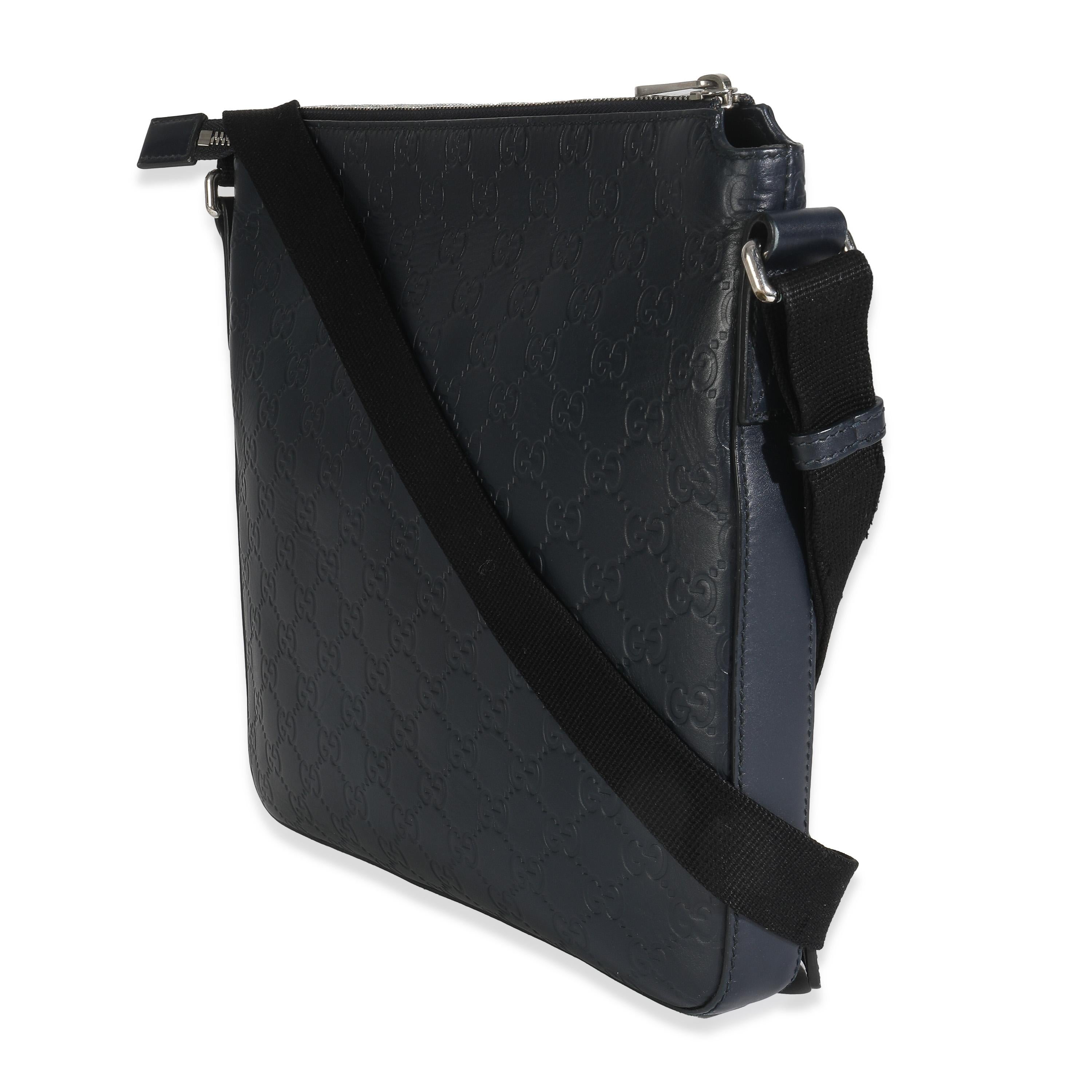 Gucci Blue Guccissima Signature Medium Flat Messenger Bag In condizioni ottime in vendita a New York, NY