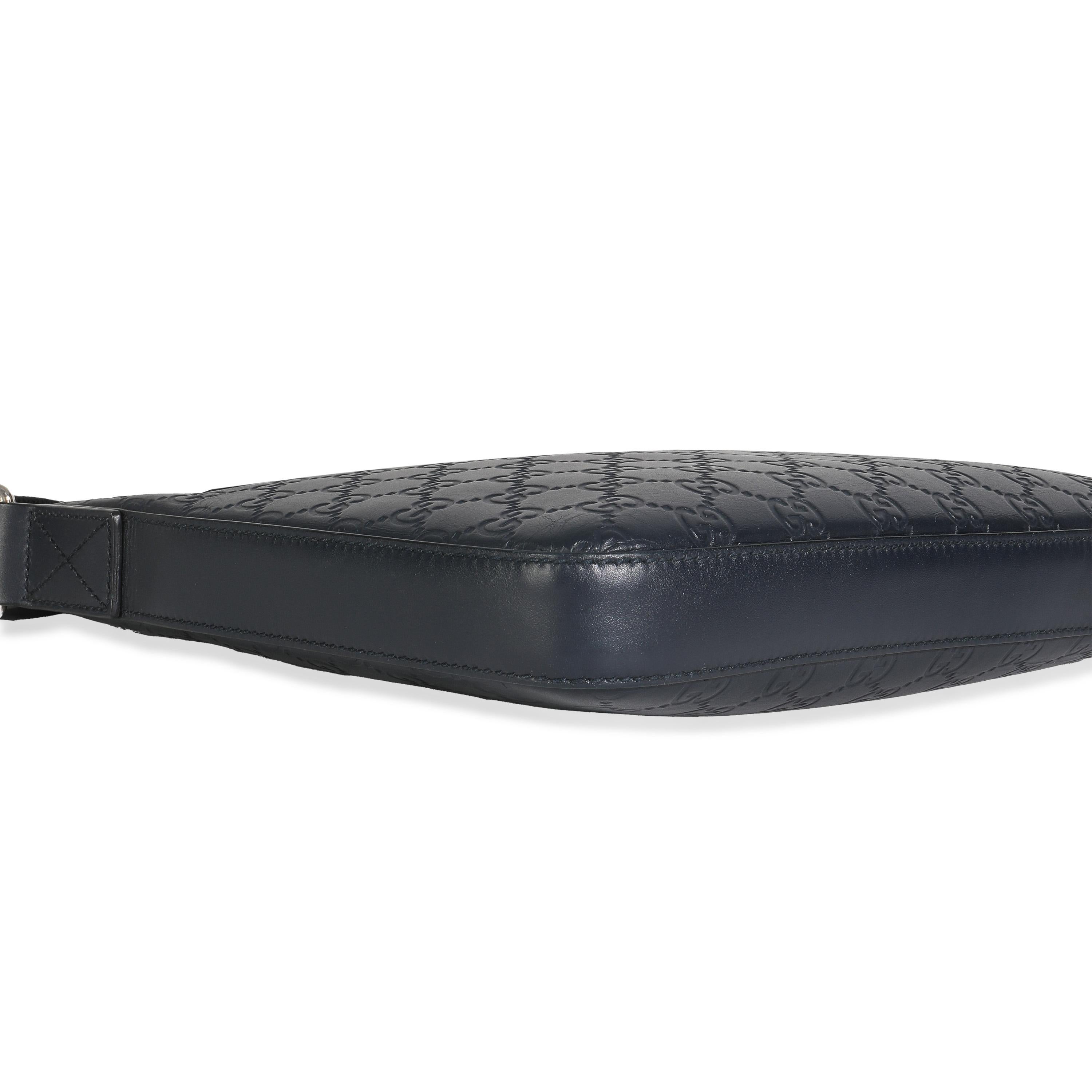 Gucci Blue Guccissima Signature Medium Flat Messenger Bag in vendita 2