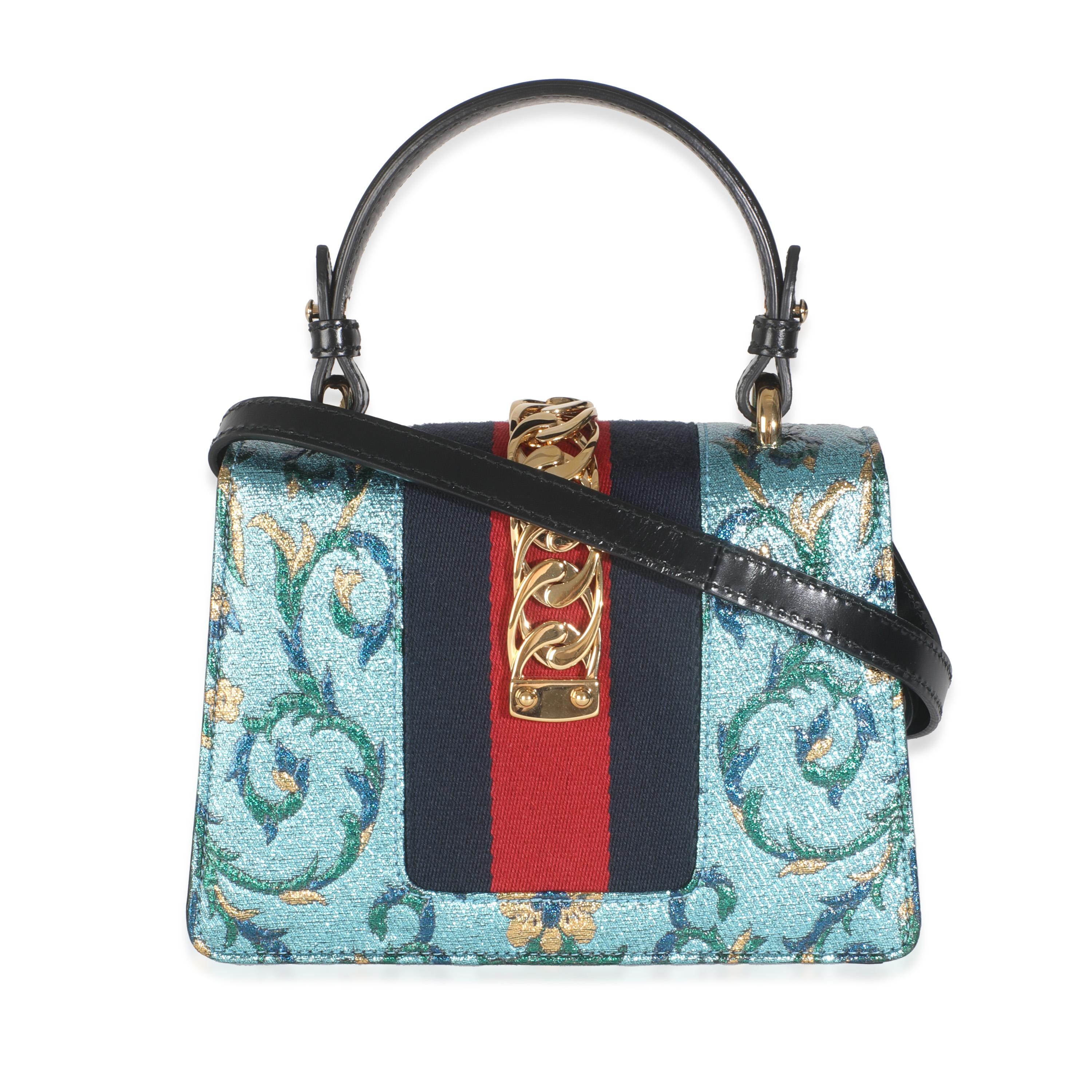 Titolo dell'elenco: Gucci Borsa Mini Sylvie a manico alto in broccato ricamato blu iridescente
SKU: Z145847
Condizioni: Usato 
Descrizione delle condizioni: Il Web verde e rosso di Gucci è stato creato nel 1964 e da allora è considerato una firma