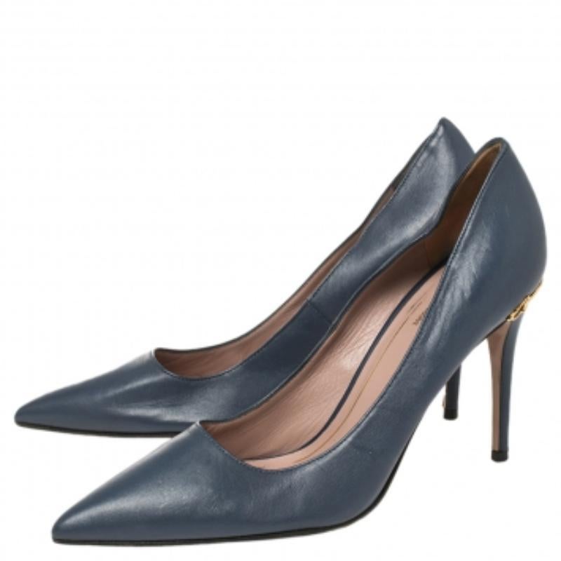 Experience comfortable luxury when you step out in this lovely pair of pumps from Gucci. The pointed-toe pair has been designed using leather and lifted on 9 cm heels. Horsebit accents complete the elegant design.